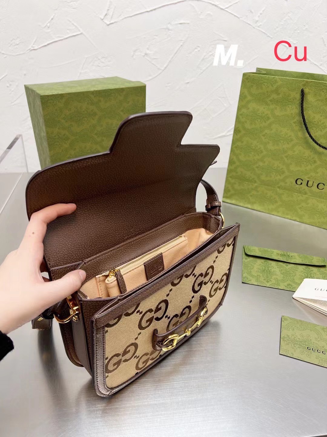 GUCCI HORSEBIT 1955 JUMBO GG BAG พร้อมส่ง กระเป๋าสะพายสุดหรู คลาสสิคสวยอยู่ทรง โดดเด่นด้วยโลโก้ GG jumbo มีช่องซิปเล็กใส่ของสำคัญได้ แมทซ์ง่ายกับทุกชุด สวยลงตัวเหมาะกับทุกชุด มีสไตล์ ต้องมีค่า