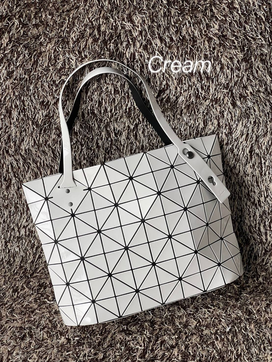 Bao Bao Issey Miyake ROCK MATTE ซีรีส์นี้จะเป็นทรงสี่เหลี่ยมผืนผ้า มีซิปปิดด้านบน ถือเป็นรุ่นที่เหมาะกับการใช้งานในชีวิตประจำวัน สามารถพับมุมและบริเวณด้านล่างของกระเป๋าเพื่อเพิ่มความสะดวกสบายในการใช้งาน ทั้งยังช่วยให้วางกระเป๋าในแนวตั้งได้อีกด้วย แผ่นต่อส