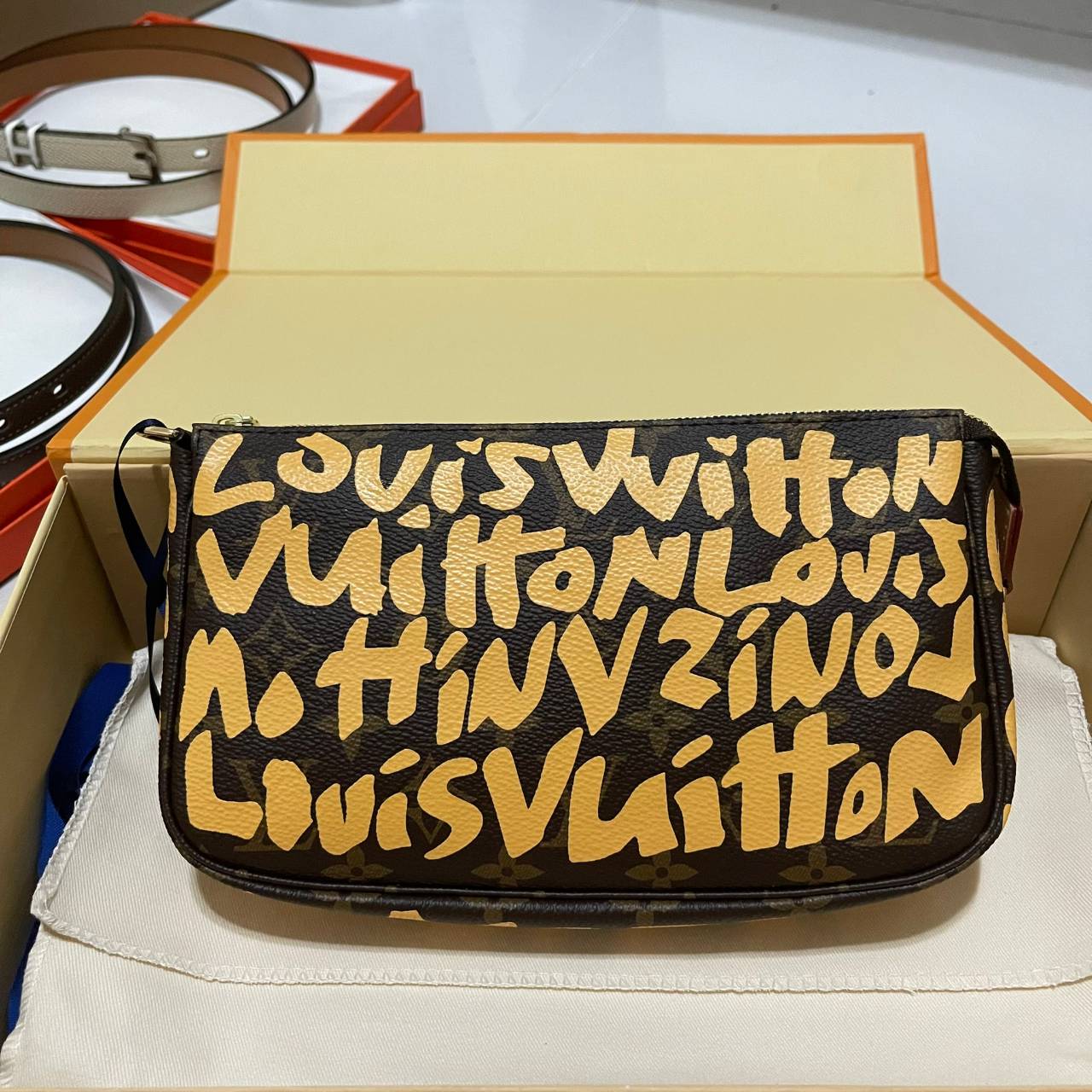 หนังแท้ LOUIS VUITTON MONOGRAM POCHTE ACCESSORIES BAG ลายใหม่ล่าสุด พร้อมส่งที่ไทย โดดเด่นด้วยรูปทรงอันเป็นเอกลักษณ์และรายละเอียดแบบคลาสสิก ภาพถ่ายสินค้าจริง ไอเท็มนี้สวยน่าใช้สุดคุ้มมากๆ ห้ามพลาดเลยค่ะ!