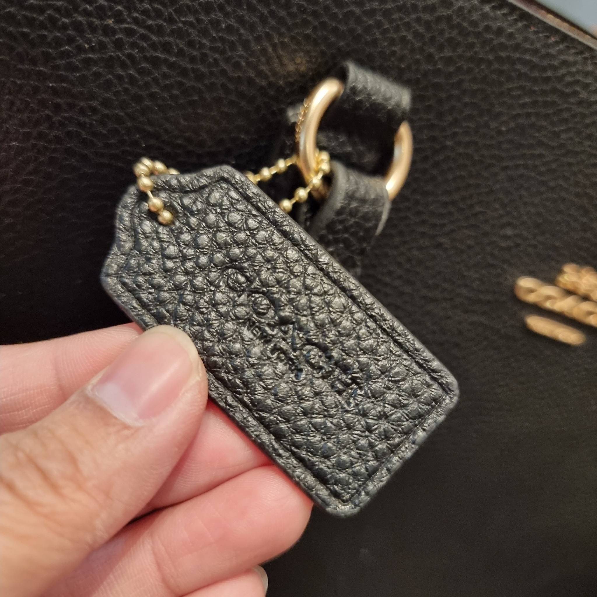 COACH C4075 TATUM CARRYALL IN SIGNATURE CANVAS คอลเลคชั่นใหม่ล่าสุด จัดมาให้ได้สวยก่อนใคร สวยหรูทุกสี!! ลุคผู้ดีต้องมาอีกหนึ่ง กระเป๋าสะพายทรงสวย ที่มาพร้อมสายสะพายไหล่ในตัว และสายครอสบอดี้สำหรับสะพายข้าง วัสดุหนัง crossgrain สวยคมมากๆ ตัวกระเป๋าถูกแบ่งเป