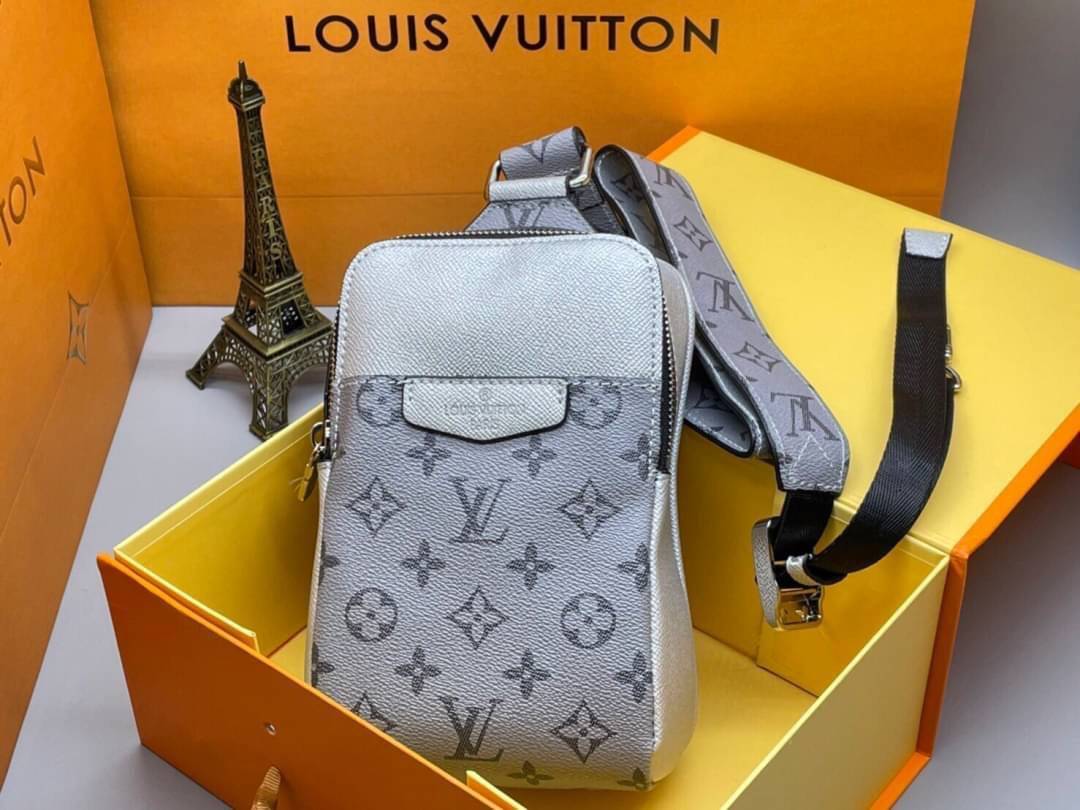 LV SLINGBAG OUTDOOR / LV Phone bag เกรดออริจินอล ใช้ได้ทั้งผู้หญิงผู้ชาย พร้อมส่งที่ไทย ภาพสินค้าถ่ายจากงานขายจริง ใช้งานต่างประเทศได้