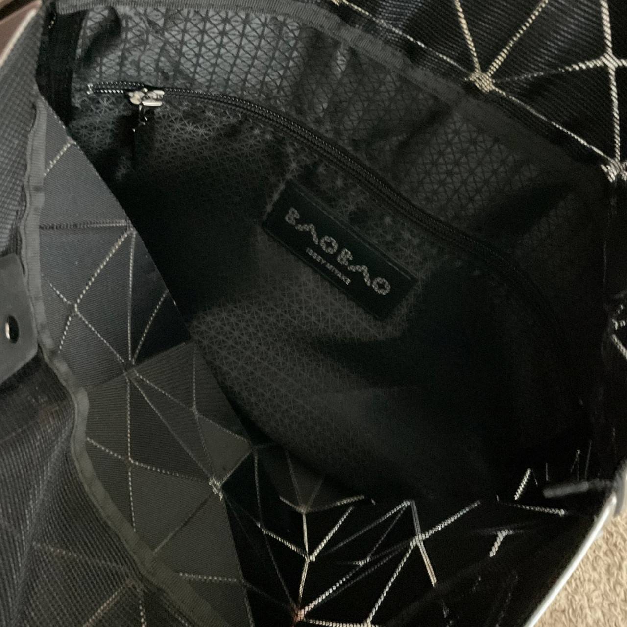 BAO BAO ISSEY MIYAKE TOTE BAG (6x6) กระเป๋าสะพายไหล่ ใบใหญ่ ทรงโท้ท จุดเด่นคือ ปรับได้หลายทรงตามเอกลักษณ์เฉพาะของแบรนด์นี้ ด้านในใส่ของได้เยอะมาก ใส่ไอแพด สมุดโน้ตได้สบายเลย พร้อมช่องซิปใส่ของให้อีกหนึ่งช่อง วัยทำงานหรือวัยนักศึกษา อย่างน้อยต้องมีแบรนด์นี