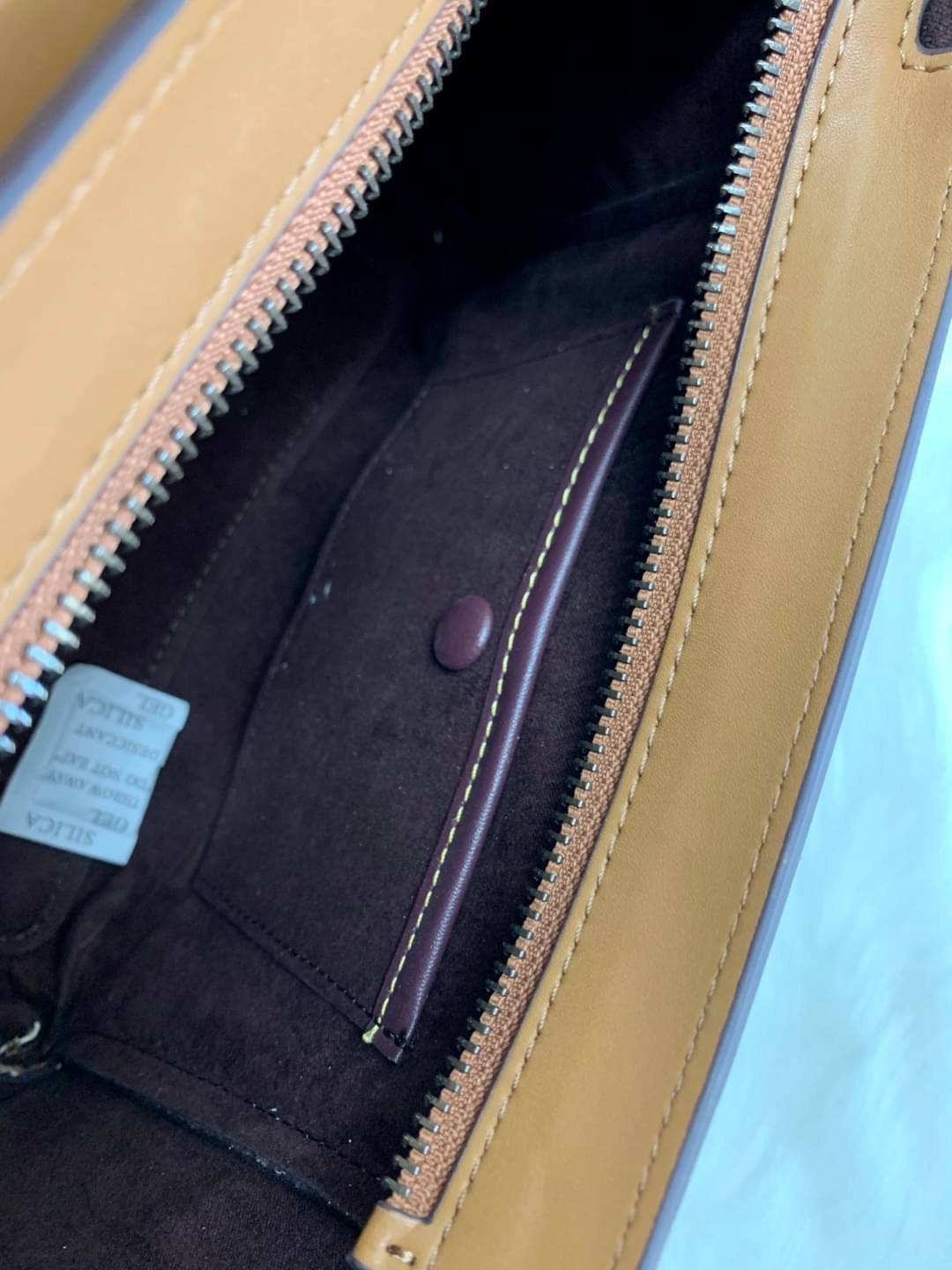 COACH COURIER CARRYALL 23 IN COLORBLOCK SIGNATURE CANVAS พร้อมส่ง 7 แบบ พร้อมส่ง ลุคดูไฮสุดๆค่ะ! กระเป๋าสะพายหนังหรูหราและคลาสสิค หนังแท้ชั้นดีที่สุด น้ำหนักเบา หนังสวยมากก สัมผัสแล้วหลงรักแน่นอนจ้าา😘