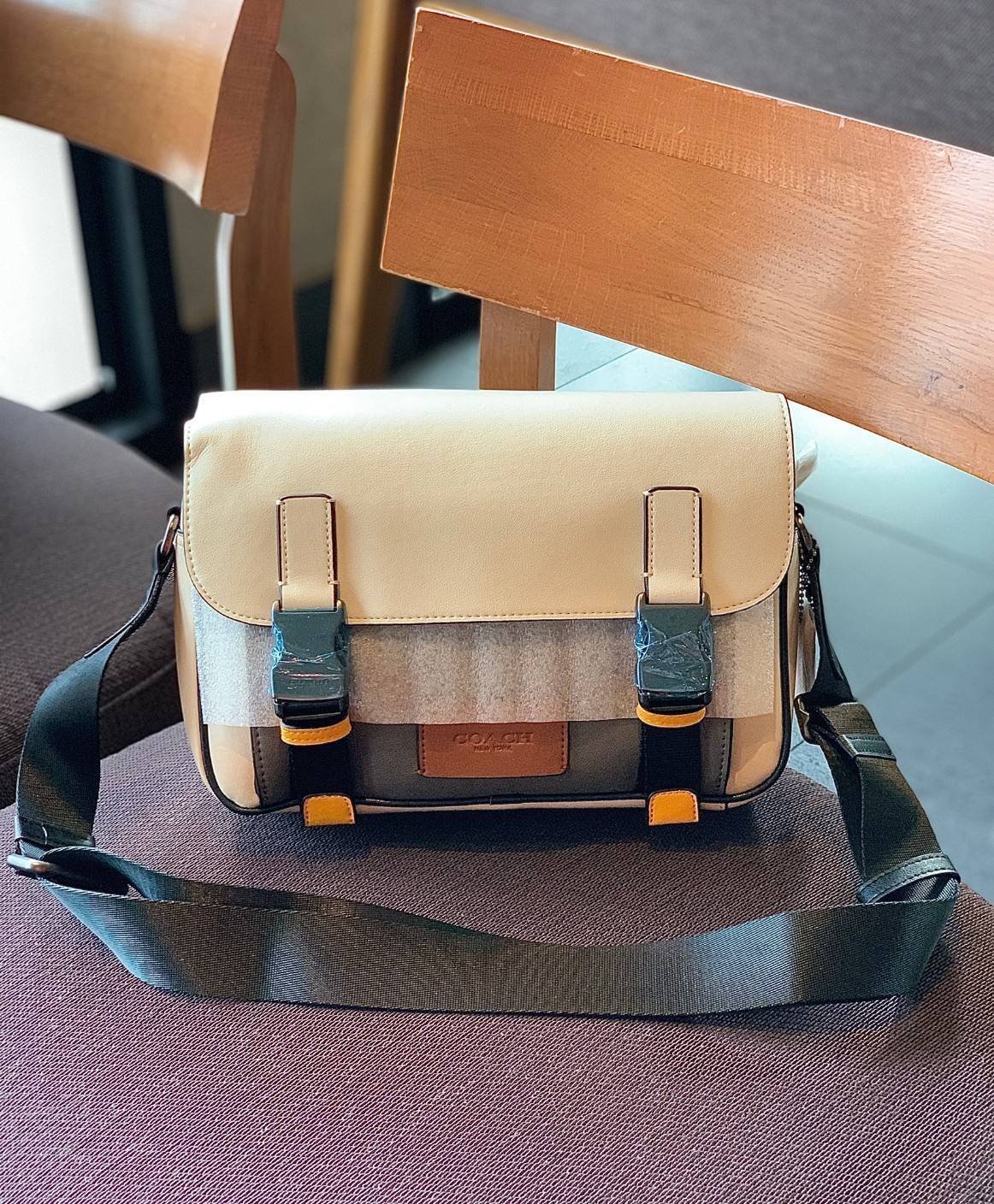 ไม่มีถือว่าพลาดมากๆ สำหรับรุ่นนี้ ใหม่เอี๋ยมเลยค่าา😘 COACH TRACK CROSSBODY IN COLORBLOCK ((4141//4021)) พร้อมส่งที่ไทย ใหม่ล่าสุดค่ะ! กระเป๋าสะพายครอสบอดี้ร์หรือสะพายข้าง หนังแท้ชั้นดีที่สุด หนังนิ่มสวยมากๆค่ะ ด้านหน้าเย็บป้ายหนังโลโก้แบรนด์ เปิดป