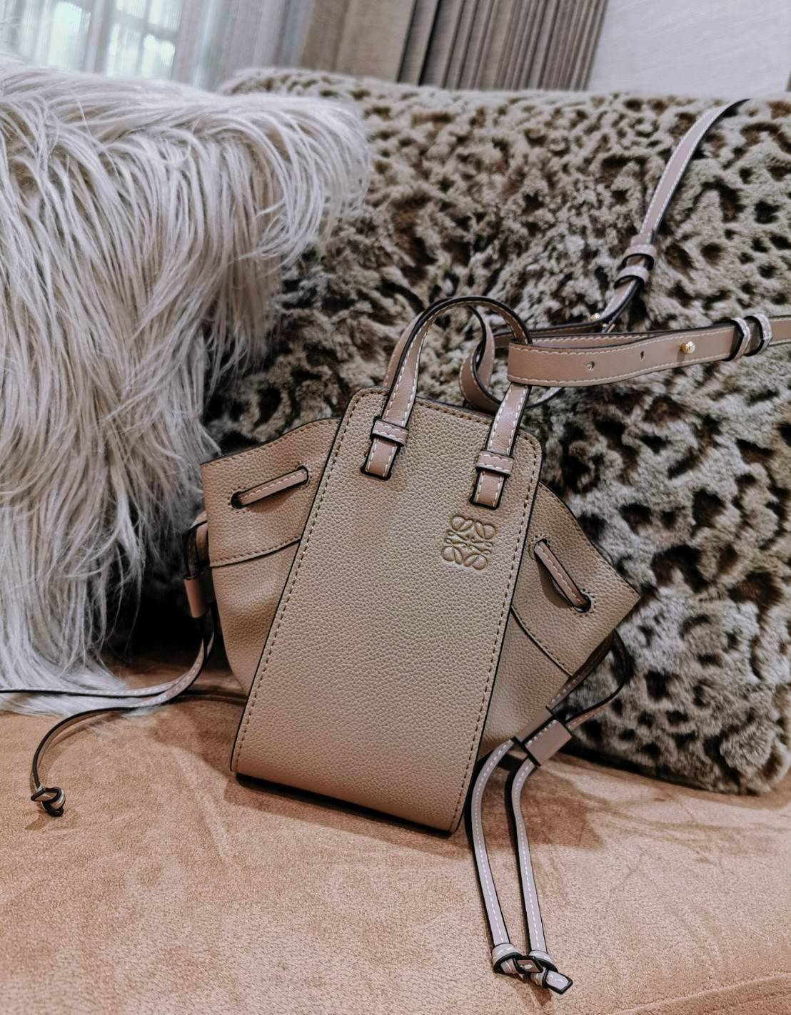 LOEWE HANDLE & SHOULDER BAG GIFT WITH PURCHASE (GWP) กระเป๋าถือหรือสะพายหนังแท้พรีเมี่ยมกิ๊ฟ Limited จาก LOEWE PERFUME DUTYFREE รุ่น Rare items สุดๆวัสดุหนังแท้ Calfskin หนังสวยดีไซน์คงเอกลักษณ์แบรนด์ สามารถปรับใช้ได้หลายทรงด้านข้างมีหูรูดปรับขยายทรงได้ภา