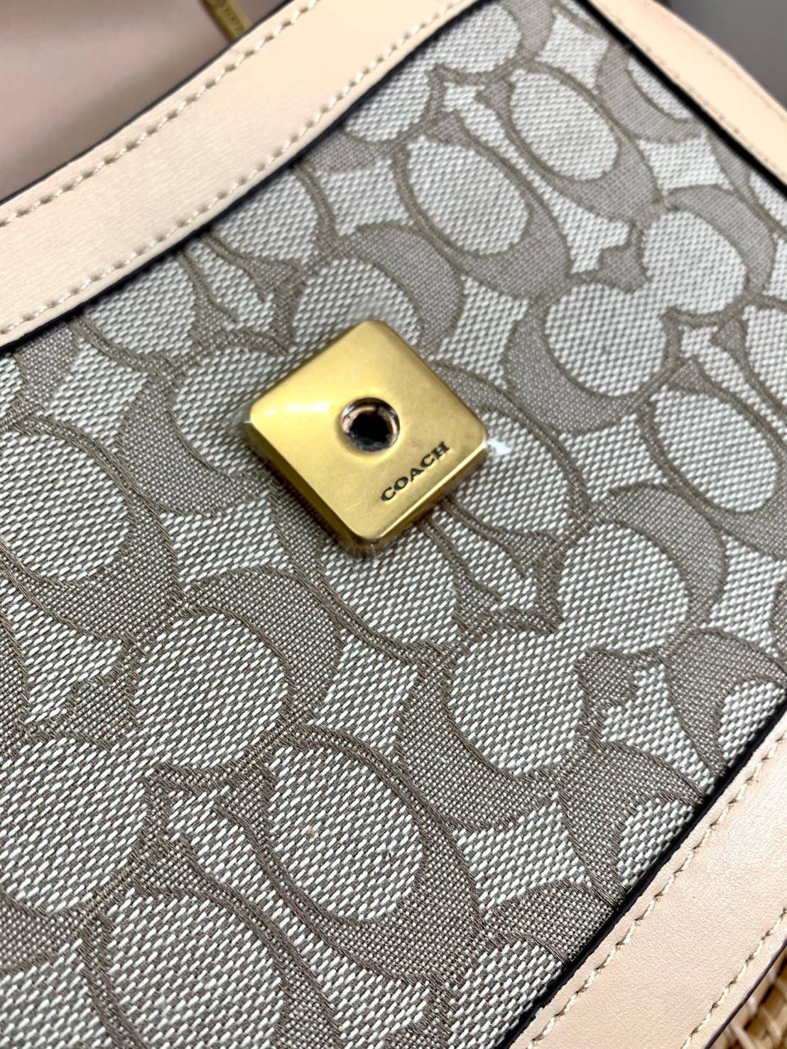 ใบจริงสวยหรูมากๆค่ะ💥 COACH ALIE TOP HANDLE IN SIGNATURE JACQUARD ((C4822)) พร้อมส่งที่ไทยค่ะ! กระเป๋าหิ้ว//สะพายข้าง วัสดุ Jacquard+หนังแท้ได้ลงตัวสวยงามมากๆค่ะ คลาสสิคสุดๆ เปิดปิดกระเป๋าแบบกดล็อค ช่องหลักกางออกได้กว้างสามารถใส่กระเป๋าเงินใบกลางได