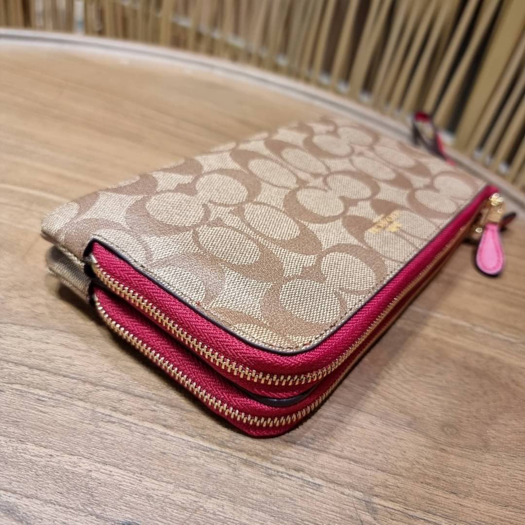 COACH F54057 DOUBLE ZIP WALLET IN SIGNATURE กระเป๋าคล้องมือ size L ใบนี้ใส่มือถือได้ทุกรุ่น ขนาดกำลังดี พกพาสะดวกมากๆ วัสดุหนังสังเคราะห์ ภายในเป็นผ้าสีสวยคม ใส่ธนบัตร ใส่บัตรได้เยอะ ใส่มือถือได้สบายๆทุกรุ่น ตอบโจทย์สาวๆที่ไม่ชอบพกเยอะวุ่นวายจ้า ใบนี้เอาอ