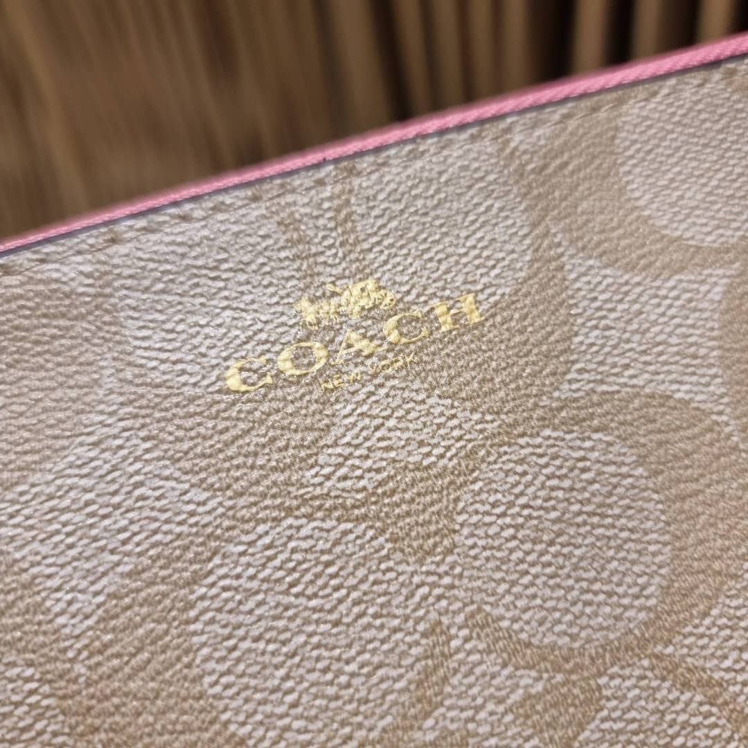 COACH F54057 DOUBLE ZIP WALLET IN SIGNATURE กระเป๋าคล้องมือ size L ใบนี้ใส่มือถือได้ทุกรุ่น ขนาดกำลังดี พกพาสะดวกมากๆ วัสดุหนังสังเคราะห์ ภายในเป็นผ้าสีสวยคม ใส่ธนบัตร ใส่บัตรได้เยอะ ใส่มือถือได้สบายๆทุกรุ่น ตอบโจทย์สาวๆที่ไม่ชอบพกเยอะวุ่นวายจ้า ใบนี้เอาอ