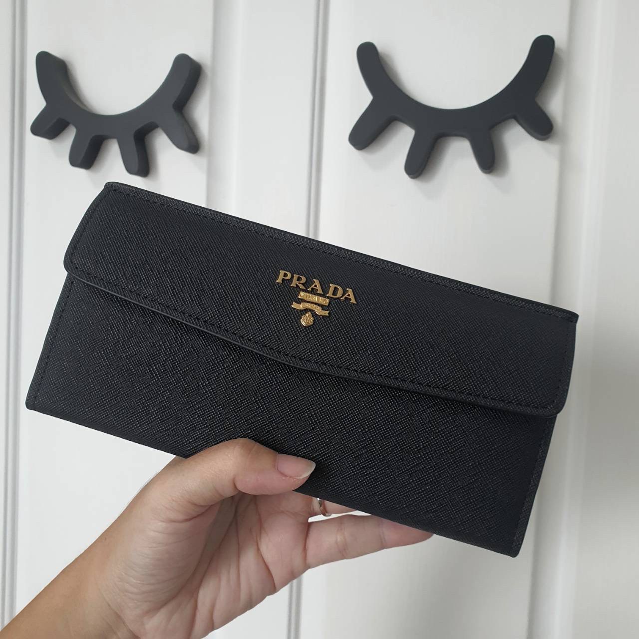 PRADA LONG WALLET Best Seller กระเป๋าสตางค์รับทรัพย์ ทรงหรู ลายหนัง SAFFIANO มีช่องใส่บัตร ถึง 12 ช่อง และช่องซิปใส่ของจุกจิกได้ น้ำหนักเบา จับถนัดมือ ขนาดกำลังดี