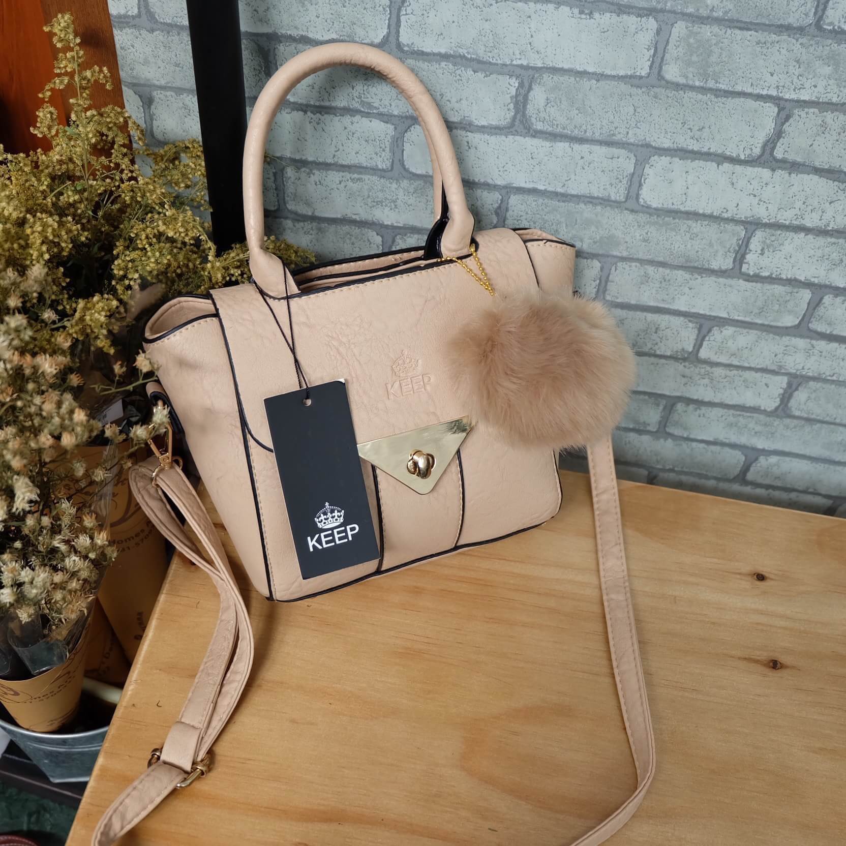 New arrival ! จากแบรนด์ KEEP #จุดเด่นที่ >ลายหนังสวยชัด >เนื้อ matte ถือสะพายเข้าง่ายกับทุกชุด >ขนากกระเป๋ามินิ กะทัดรัด คะ ใส่ กปต ยาว มือถือได้ > มีช่องย่อยแบ่งเก็บของด้านใน เป็นสัดส่วน >ก้นมีหมุดรองหนัง >มีสายยาวสะพายได้ ปรับ free siz