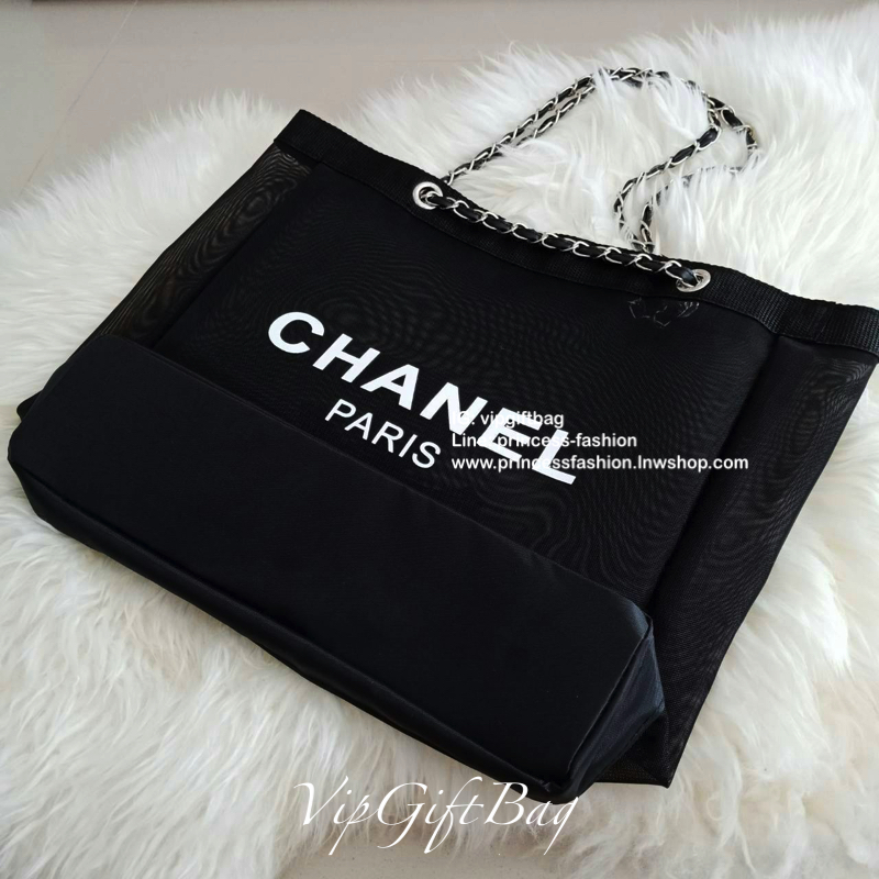 Chanel Shopping Bag With Chain กระเป๋าสะพายใบใหญ่ทรง Shopping Bag Limited Edition พรีเมี่ยมกิ้ฟของแท้นำเข้าจาก Chanel Perfume Counter #ของแท้100% (ไม่ใช่งานเลียนแบบ) ใบใหญ่วัสดุ Nylon โปร่ง #อะไหล่เงิน ♡ ปั้ม CHANEL อีกด้านเป็นโลโก้ CC เปิดปิดด้วยแ