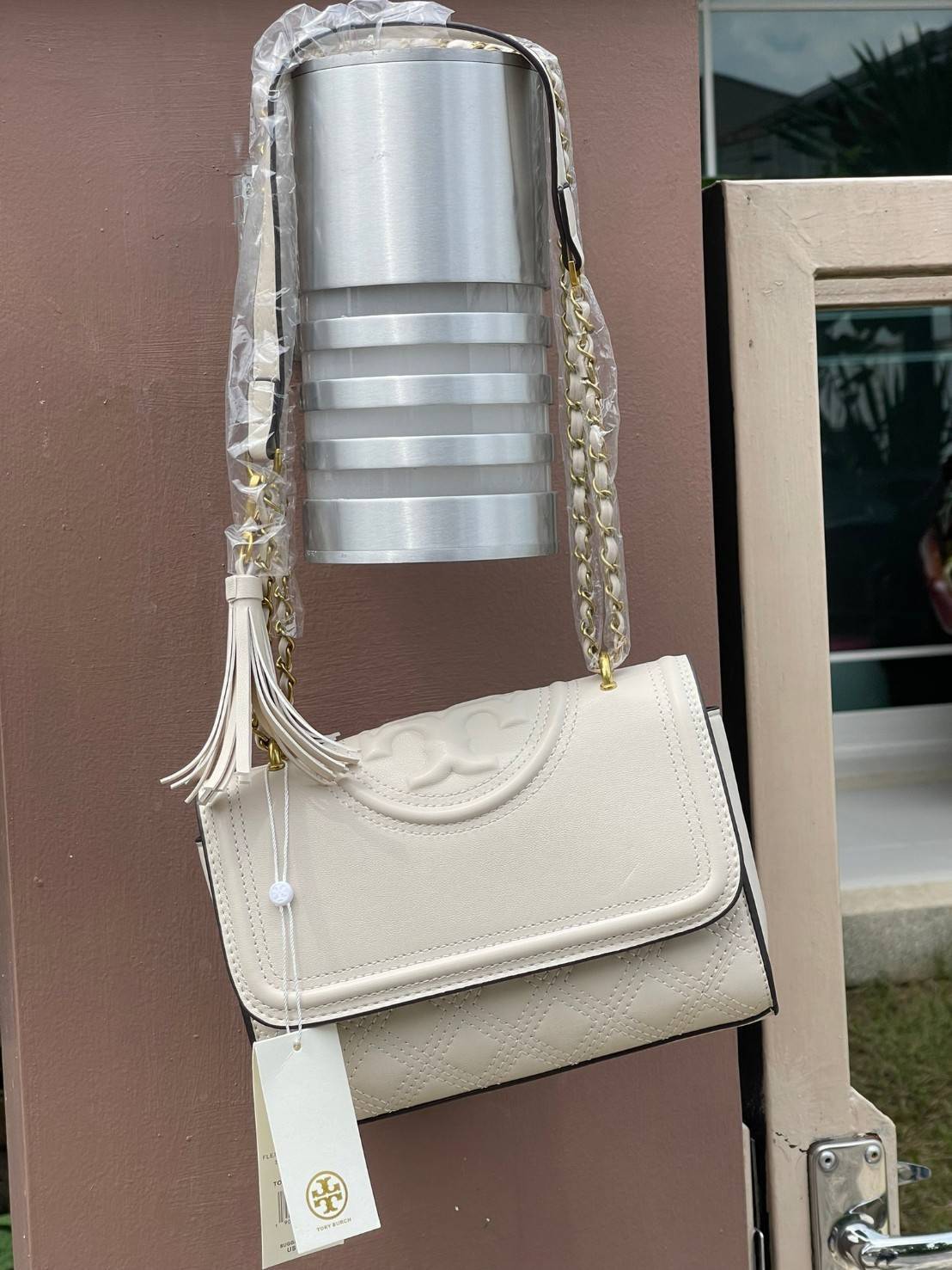 TORY BURCH Fleming Convertible Shoulder Bag ดีไซน์น่ารัก ดูแพงไม่เป็นรองใคร ใช้ได้ทั้งทั่วไปและออกงาน สาว ๆ คนไหนที่กำลังมองหากระเป๋าสะพายไหล่น่ารัก ๆ สักใบที่มีดีไซน์โดดเด่น สะดุดตาล่ะก็ไม่ควรพลาดกับ Collection นี้เลยค่ะ เพราะ Fleming นั้นเป็นรุ่นที่เรีย