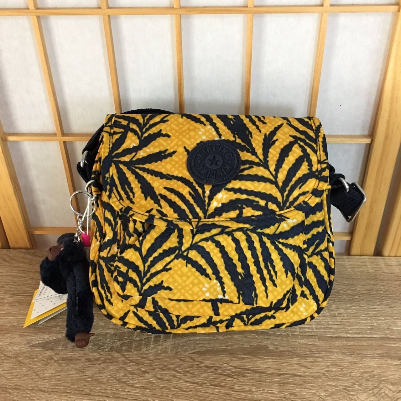 Kipling Nuria Shoulder Bag K10026 กระเป๋าสะพาย collection ตัวแพงของ Kipling ของแท้ จากโรงงาน OEM. วัสดุ 100% nylon รูปทรงสวย ขนาดกระทัดรัด สะพายคล่องตัว เปิดด้วยกระดุมแม่เหล็ก มีช่องกระเป๋าด้านหน้า ช่องซิปหลัก ด้านในโล่ง ซับในลายสวย มีช่องซิป และช่องใส่ขอ