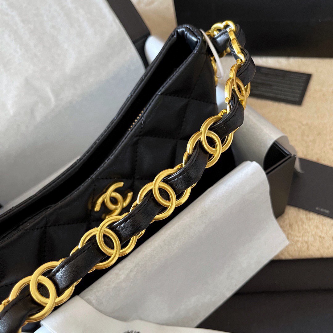 Chanel Hobo Handbag รุ่นใหม่ล่าสุด ทรงที่สาวๆรอคอย CHANEL LEATHER BAG ทรงสวยเรียบหรู เนื้อหนาดีมาก อะไหล่ทองวินเทจ ประดับโลโก้แบรนด์สุดหรู