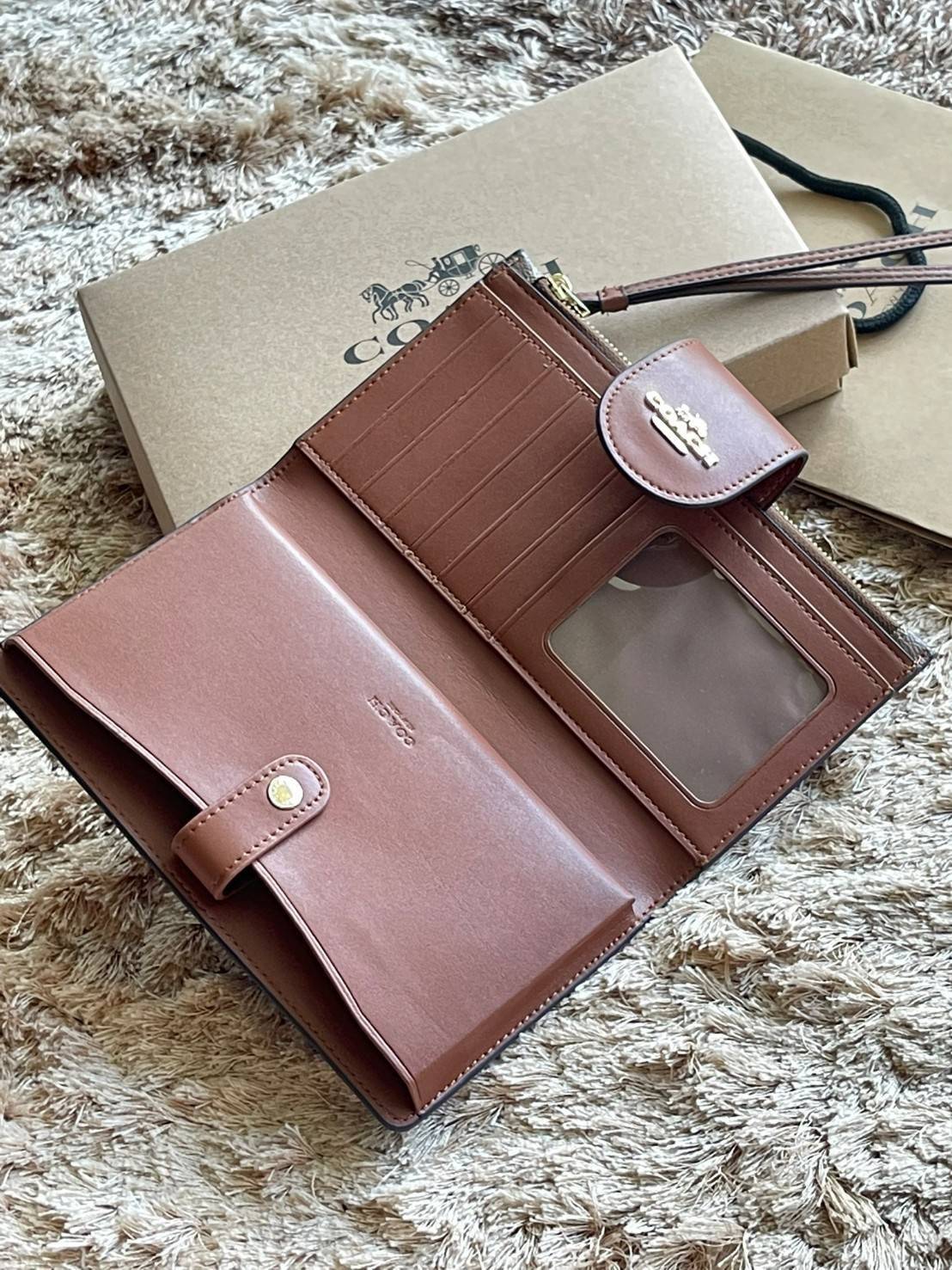 COACH TECH WALLET IN SIGNATURE CANVAS อีกหนึ่ง collection ของกระเป๋าสตางค์ที่ดีไซน์ทันสมัยให้ใช้งานได้แบบครบครัน เป็นกระเป๋าสตางค์ ที่มีช่องสำหรับใส่โทรศัพท์มือถือ ธนบัตร เหรียญ และบัตรต่าง ๆ ใช้งานแบบ2ด้าน เพิ่มความสะดวกสบายด้วยสายคล้องมือ ช่วยให้พกไปไหน