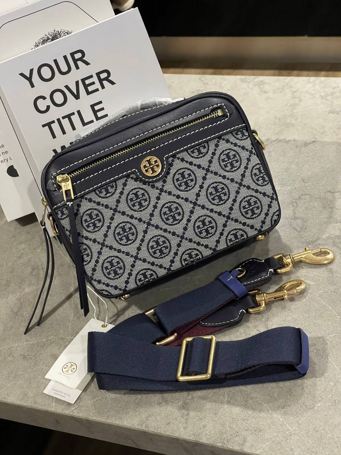 TORY BURCH T MONOGRAM JACQUARD CAMERA BAG การออกแบบที่เรียบง่าย แต่ยังคงความหรูหราเอาไว้ โดดเด่นด้วยลวดลาย T Monogram