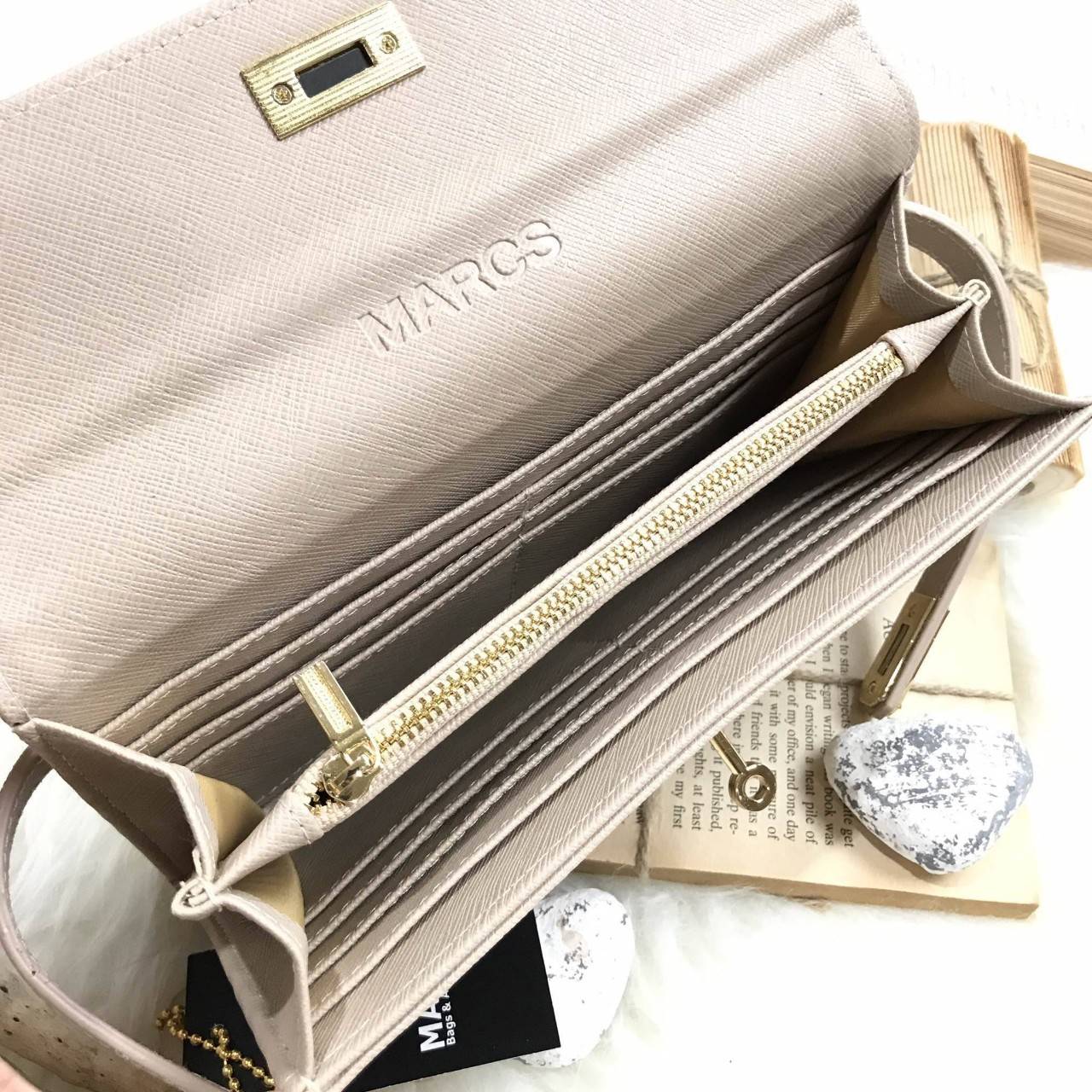 พร้อมส่งความสวย! NEW ARRIVAL! MARCS PADLOCK LONG WALLET กระเป๋าสตางค์ใบยาววัสดุหนัง Saffiano สวยหรูโดดเด่นด้วยสายหนังรัดกระเป๋าด้านหน้าสไตล์ Birkin ภายในมีโลโก้และมีช่องแบ่งหลายช่องเป็นสัดส่วนช่องใส่บัตรหลายช่อง มีช่องซิปสำหรับใส่เหรียญ ใส่ธนบัตร และ ipho