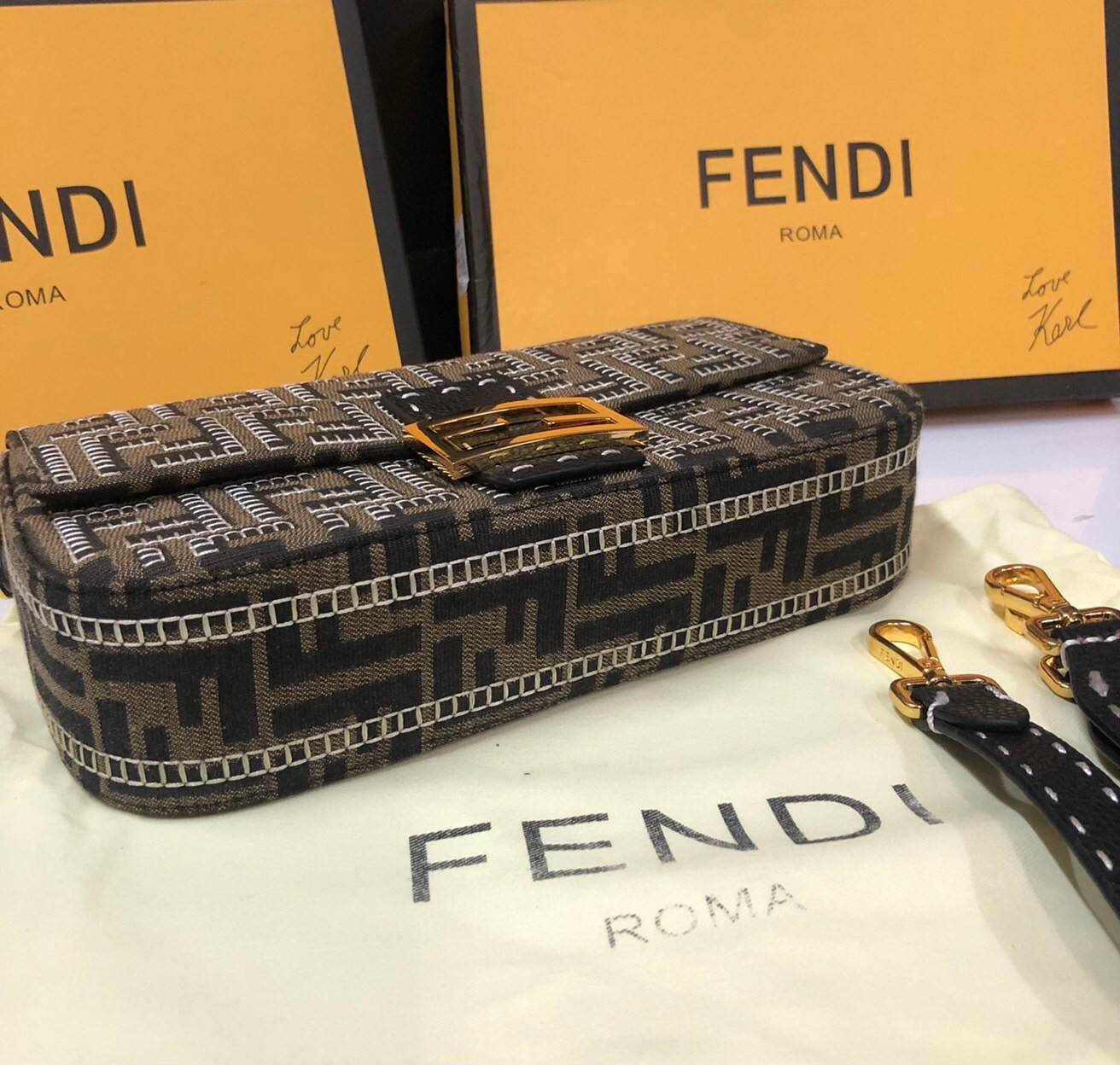 หนังแท้ Fendi Embroidered FF fabric bag กระเป๋าบาแกตต์ขนาดกลางอันเป็นเอกลักษณ์ ผลิตจากผ้าแจ็คการ์ดพร้อมลวดลาย FF สีน้ำตาลอันเป็นเอกลักษณ์ ตกแต่งด้วยงานปักสีตัดกัน ตกแต่งด้วยตัวล็อค FF โดดเด่นด้วยฝาปิดด้านหน้า ตัวล็อคแบบแม่เหล็ก ขอบหนัง
