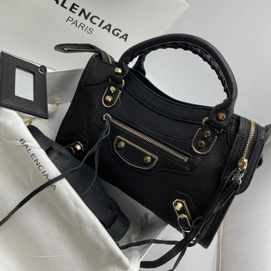 หนังแท้ BALENCIAGA CLASSIC CITY SMALL SHOULDER BAG in black Arena lambskin อะไหล่เงิน / ทอง การสร้างสรรค์ที่มีเอกลักษณ์เฉพาะตัว หรูหรา สีดำคลาสสิก วัสดุหนังแกะแท้ทั้งใบ ภายในโล่งกว้างจุของได้เยอะ เกรดออริจินอล ตอบโจทย์ได้ทุกลุค ทุกไลฟ์สไตล์ คูลๆ เท่ๆ ภาพส
