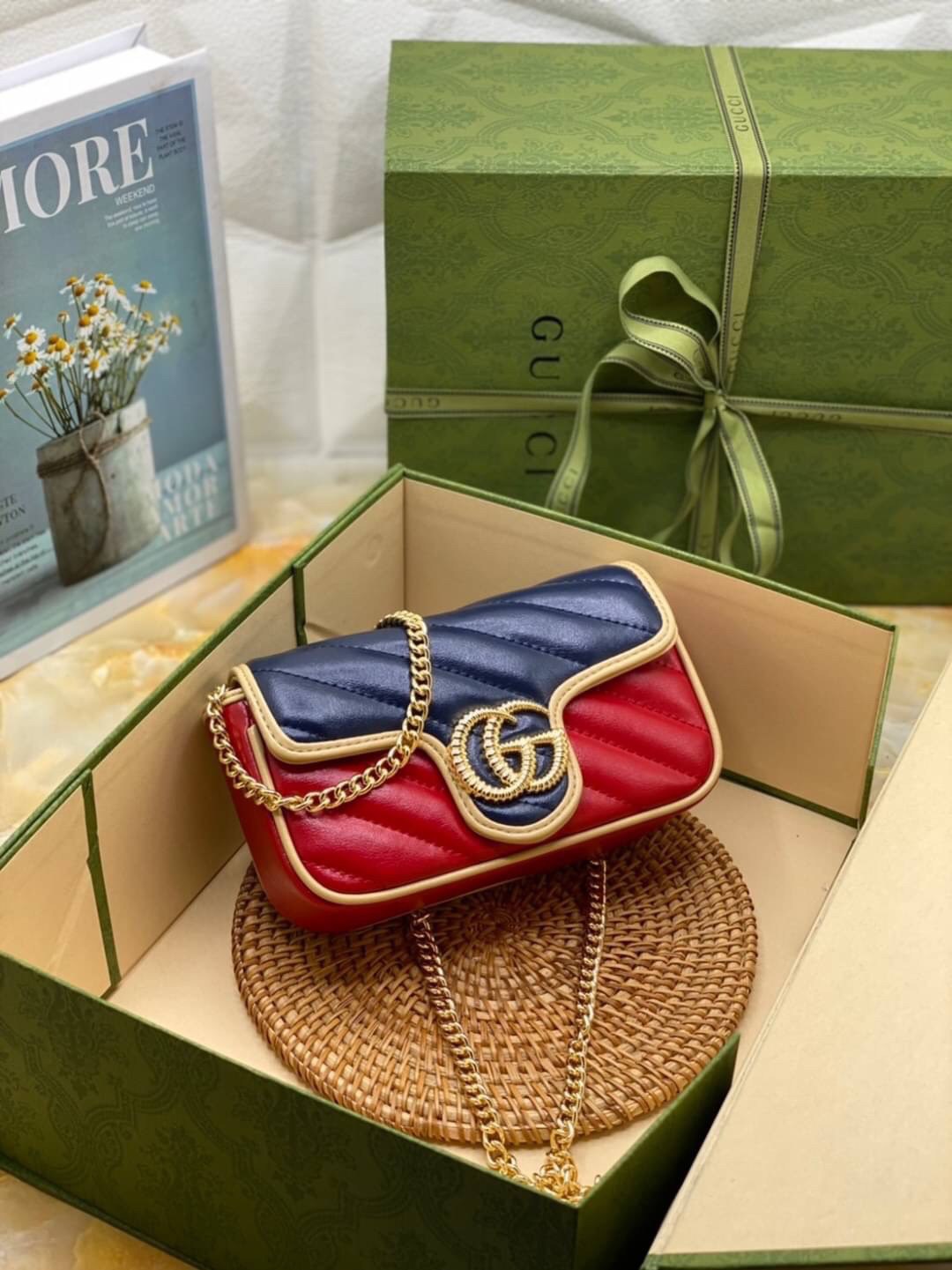 หนังแท้ VIP GIFT 】GUCCI GG Marmont super bag [mini & small] กระเป๋าสะพายข้าง โทนสีสดใสเล่นสีทูโทนตัดกันอย่างลงตัว เฟี๊ยดมากค่ะ ไซส์กะทัดรัด พกพาง่าย น้ำหนักเบา ดีไซน์สวย ภายในโล่งกว้าง มาพร้อมสายสะพายโซ่อะไหล่ทองในตัว ปรับใช้ได้ทั้งแบบสะพายเดี่ยว และสะพาย