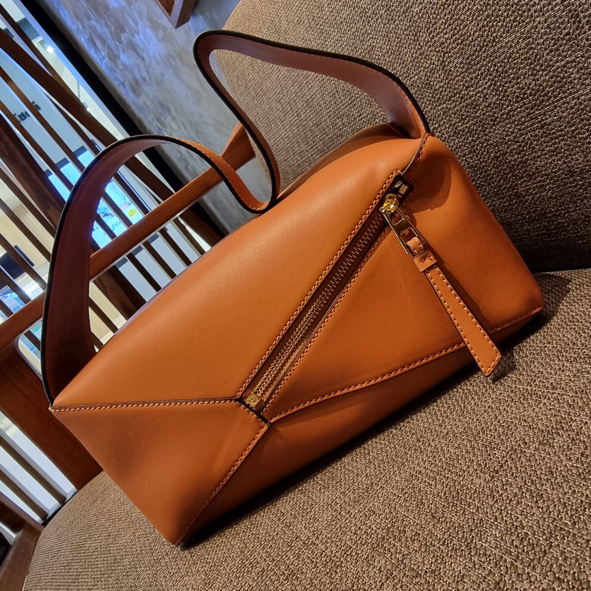 LOEWE PUZZLE HOBO BAG ใหม่ล่าสุด กับแบรนด์ที่มีดีไซน์โดดเด่นเป็นเอกลักษณ์ สวยหรูทุกรุ่นจริงๆ!! กระเป๋าสะพายโฮโบ ทรงสวย สไตล์พัซเซิลคลาสสิค วัสดุหนังวัวฟอกสี นิ่มมือ ฟินมาก!! เปิดใช้งานด้วยซิป ที่ภายในโล่งกว้าง ใส่ของสำคัญได้ครบไม่มีพลาด แบบสบายๆ มาพร้อมสา