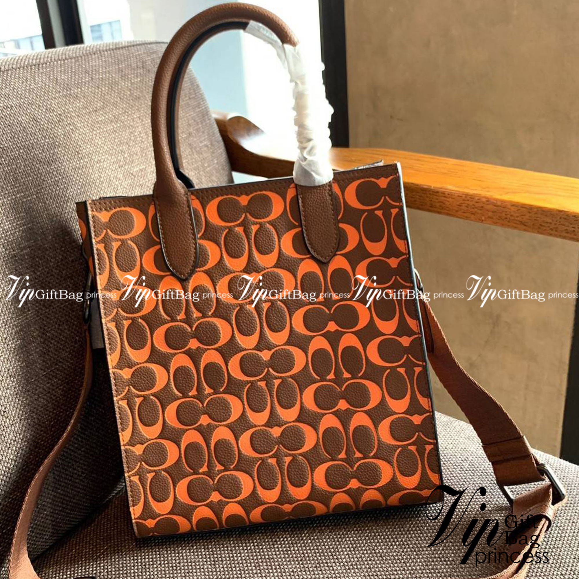 COACH COLORFUL GOTHAM TOTE SIGNATURE ((CA814)) รุ่นนี้ใช้ได้ทั้งผู้ชายและผู้หญิง ขนาดกลางๆกำลังสวยเลยค่ะ ใหม่ล่าสุด ก่อนใคร! กับกระเป๋าที่รังสรรค์สีออกมาได้สดใส เรียกได้ว่าจัดเต็มในเรื่องสีมีเดียวค่ะ หนังแท้ ลายหนังสวย บวกกับโลโก้แบรนด์ทั้งใบที่ลงลายสีได้