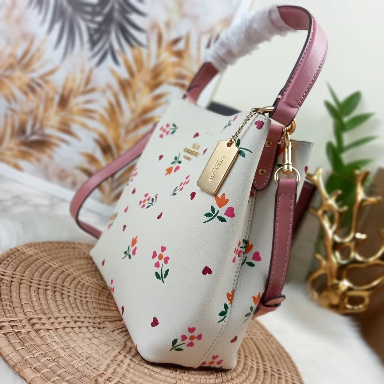COACH SMALL TOWN BUCKET BAG WITH HEART PETAL PRINT(C7975//C7976)🌺💞กระเป๋าถือ กระเป๋าสะพาย ทรงฮิตยอดนิยมตลอดกาล>>ปริ้นลายดอกไม้รูปหัวใจมินิ น่ารักเกินเบอร์มาก🥰 ไม่ว่าจะออกมาคอลเลคชั่นไหนๆ ก็ครองใจสาวๆไปได้ทุกรุ่น/ วัสดุหนังแคน