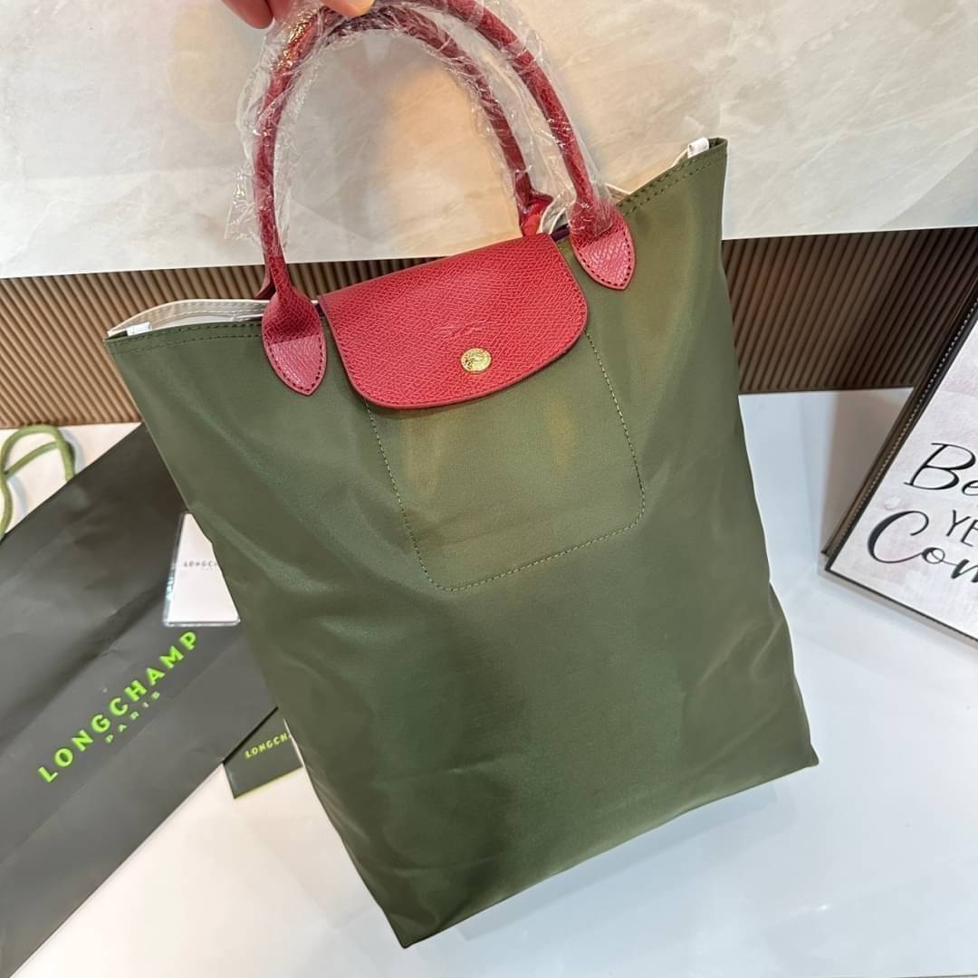 LONGCHAMP LE PLIAGE RE-PLAY TOP HANDLE BAG สินค้ารุ่นลิมิเต็ด collection สุดปัง ซื้อใบเดียวเหมือนได้2 ใบ กระเป๋าสะพายแนวตั้งที่กว้างขวาง มีเอกลักษณ์เฉพาะตัวแต่มีดีไซน์ที่น่าดึงดูด