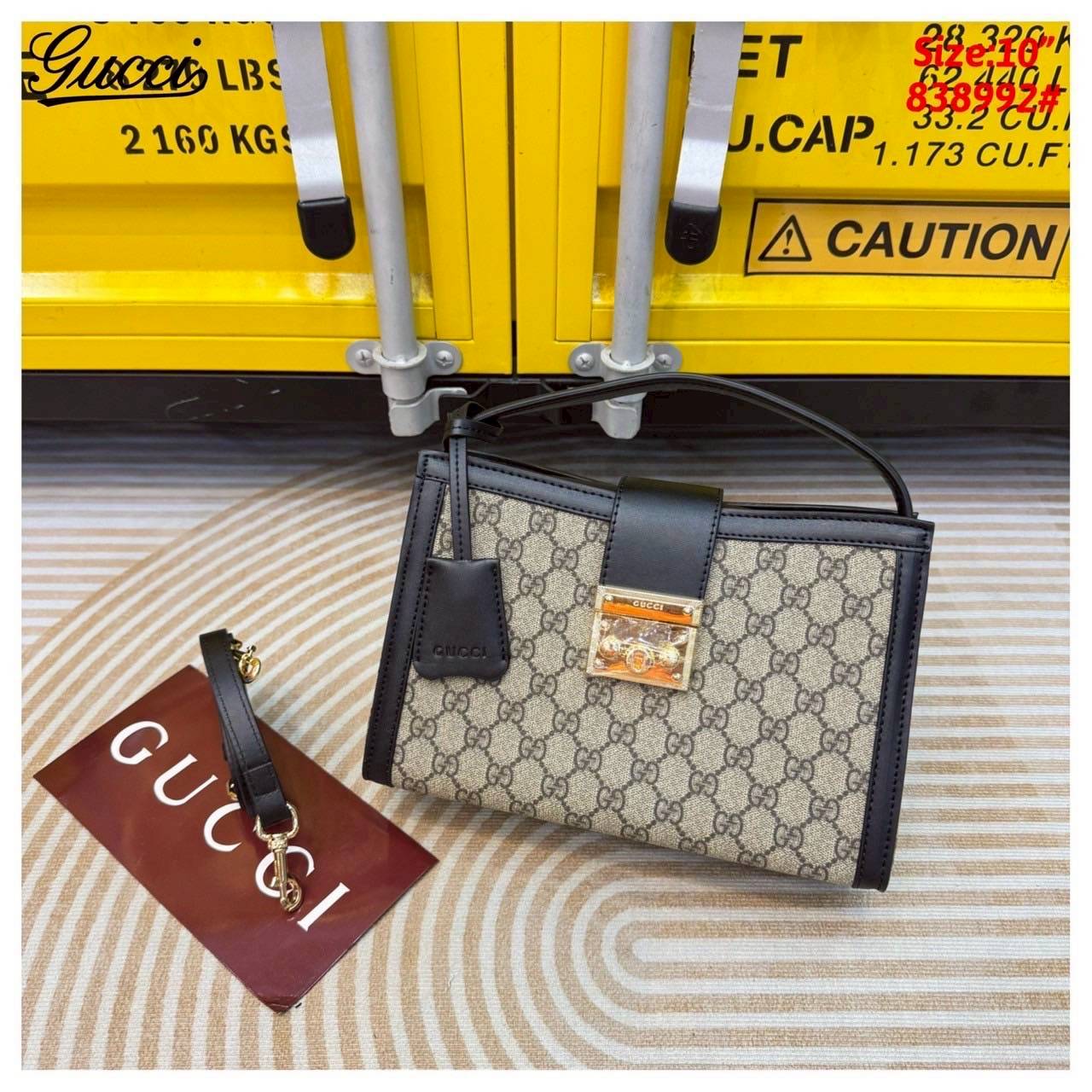 Gucci Padlock medium top handle bag กระเป๋าสะพายใบเล็กพร้อมหูจับ สวยผู้ดี ทรงตั้งใช้งานง่าย วัสดุหนังแคนวาส ปากกระเป๋ามีแถบหนังคาดและอะไหล่กดล็อค