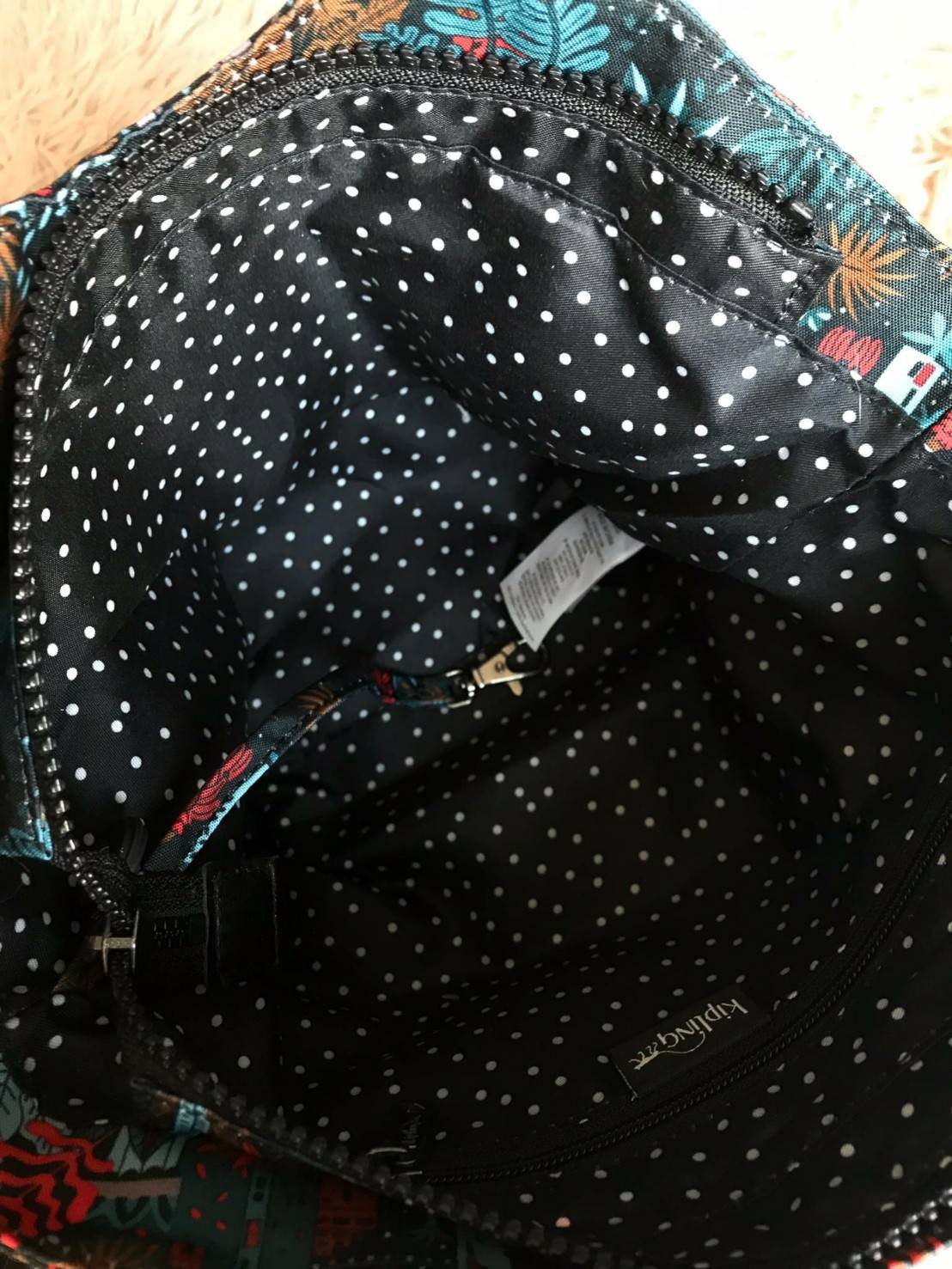 Kipling Small Cross-Body Bag รุ่นMayday อีกหนึ่งคอลเลคชั่นที่น่าสนใจ ขนาดกำลังพอดี น้ำหนักเบา เปิดปิดด้วยซิปเดียว ภายในใส่มินิไอแพค กระเป๋าสตางค์ หรือของใช้จุกจิกได้เยอะเพิ่มสายสะพายปรับสั้นยาวและถอดออกได้ ประดับด้วยลิงเป็นสัญลักษณ์ น่ารักใสๆอีกหนึ่งรุ่นท