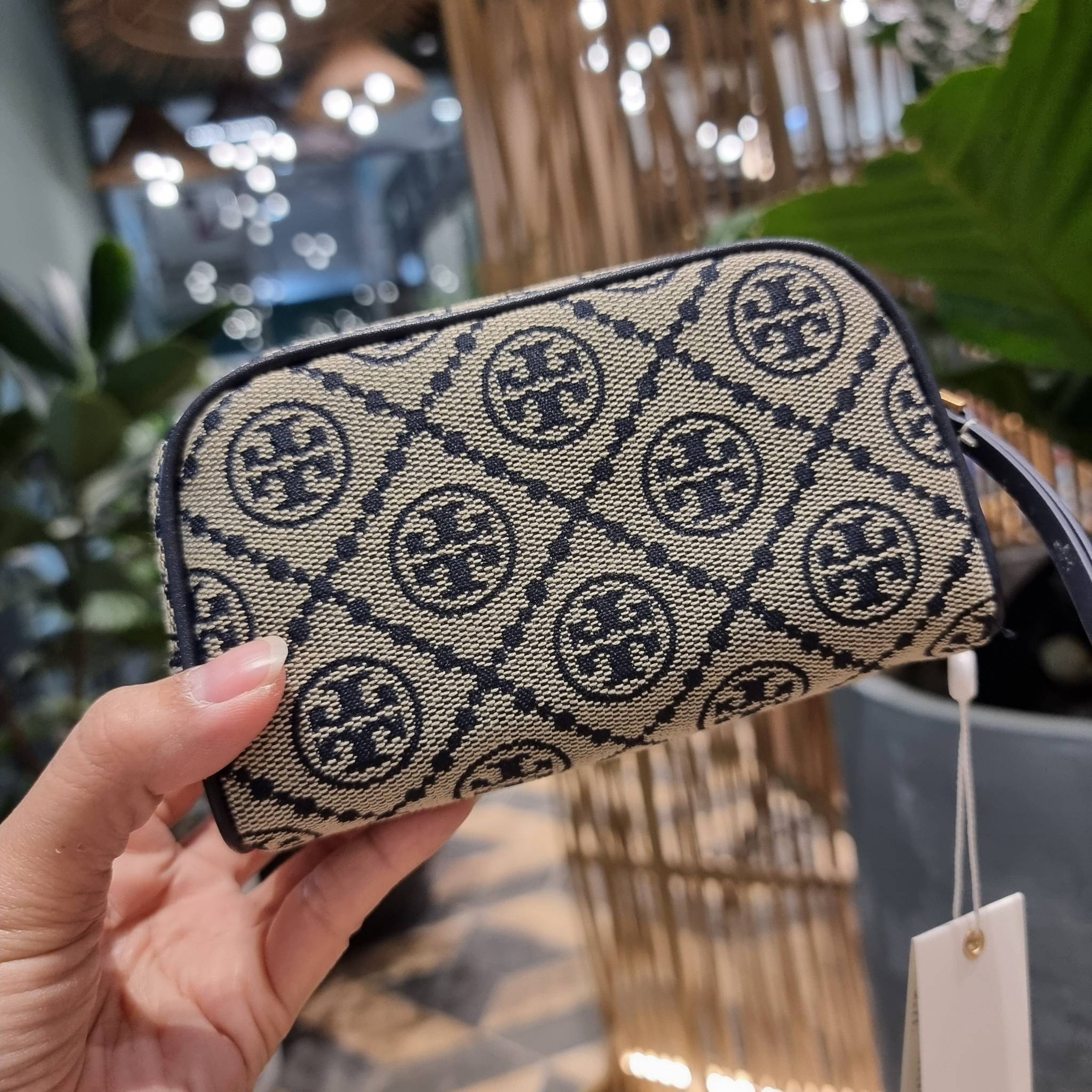 TORY BURCH T MONOGRAM JACQUARD MINI COSMETIC CASE ใหม่ล่าสุด กับกระเป๋าเอนกประสงค์ ที่ไม่ว่าจะไว้ใส่เครื่องสำอางค์ หรือจะไว้พกจำเป็นเช่น เงิน หรือกุญแจต่างๆ น้องใบนี้จัดให้ได้หมด สวยหรู ขนาดเหมาะมือ ถือแล้วขับผิว วัสดุผ้า jacquard รูดเปิด-ปิดด้วยซิป ภายใน