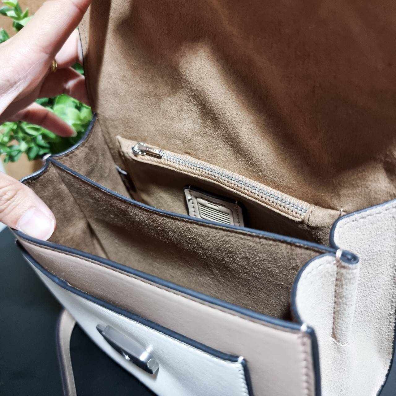 OUTLET 】COACH TABBY TOP HANDLE 20 LEATHER BAG หรูหรามากๆค่ะ สินค้าแนะนำ!! กระเป๋าถือ//สะพายข้างได้ วัสดุหนังแท้อย่างดี หนึ่งใบทำหนัง2แบบได้อย่างลงตัว สวยงาม มีอะไหล่ตัวC ใหญ่ด้านหน้าโดดเด่นหรูมากๆค่ะ 🔺เปิดปิดแบบกดล็อค ภายในมี2ช่องสำหรับใส่ของ สามา