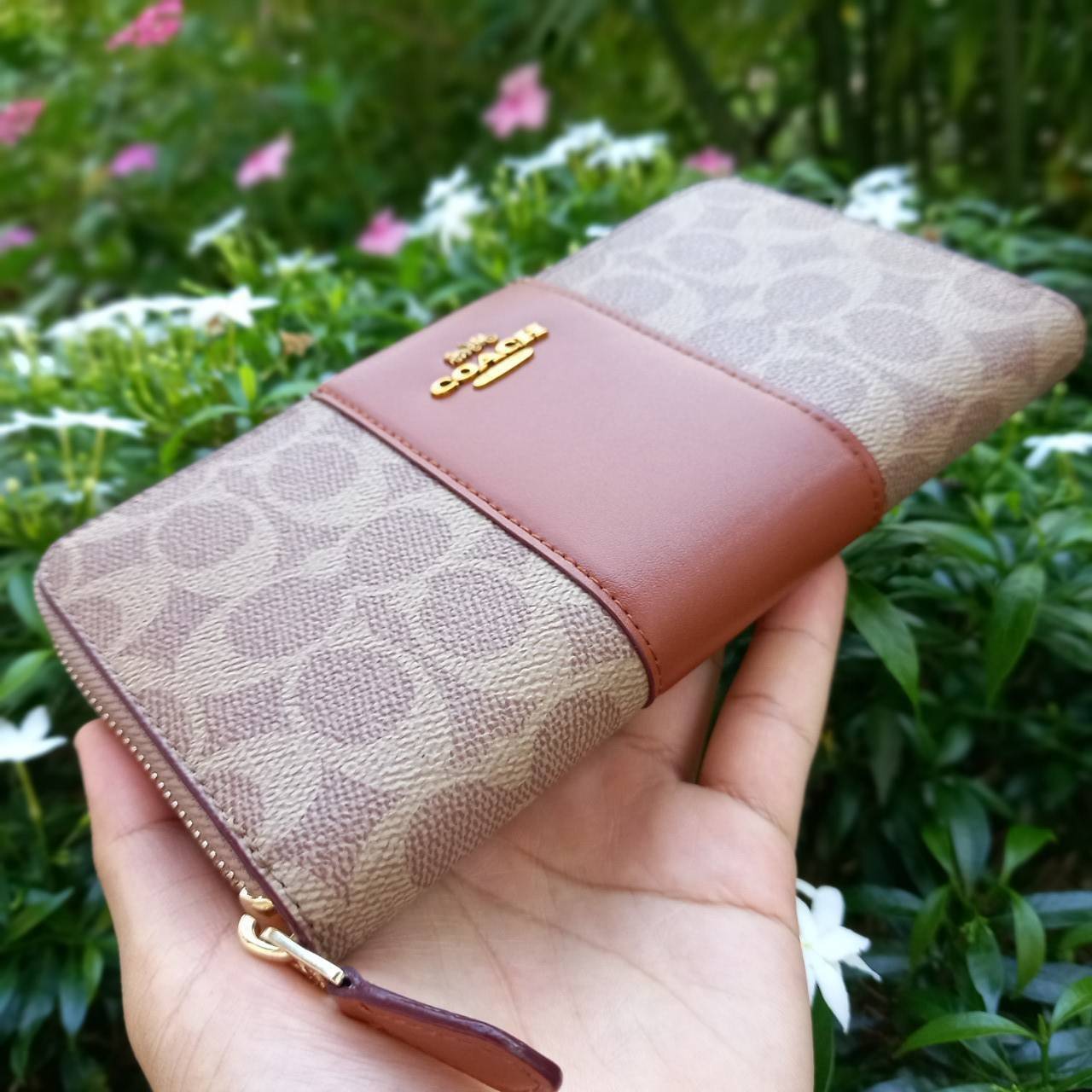 มาเท่าไหรก็ไม่เคยพอจริงๆ มีความต้องการกันถึงขีดสุด❣️😘>>COACH ACCORDION ZIP WALLET IN COLORBLOCK SIGNATURE CANVAS (COACH 31546)🍁กระเป๋าสตางค์ใบยาว ซิปรอบ //วัสดุหนังแคนวาสสลับหนังแท้ ดีไซน์สวย โดดเด่นลงตัวเป็นที่สุด ด้านในมีช่อ