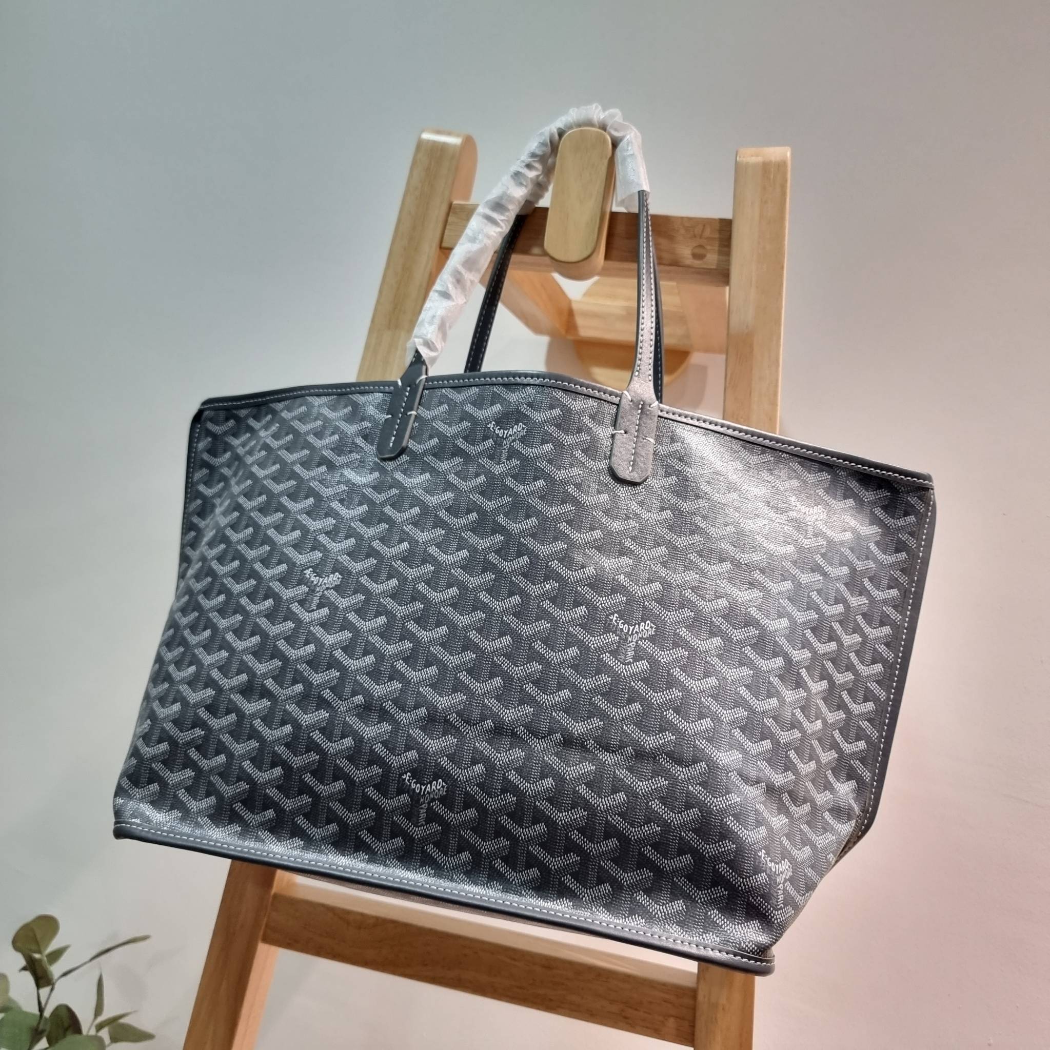 GOYARD ANJOU REVERSIBLE TOTE กระเป๋าสะพายทรงโท้ท ใบใหญ่จุใจ!! กลับด้านใช้ได้ทั้ง 2 ด้าน มาครบสีขายดี เลิศทุกสี รูปทรงคลาสสิค ดีไซน์เป็นเอกลักษณ์ ใช้งานได้หลากหลาย สามารถกลับด้านใช้ได้แบบไม่มีเบื่อ วัสดุหนังแคนวาสพิมพ์ลายสวยคม