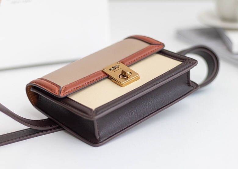 ของแท้ 💯% Coach Hutton Belt Bag In Colorblock ใช้งานได้หลากหลาย สะพายและคาดเอว งานหนังแท้ เก๋มากค่า