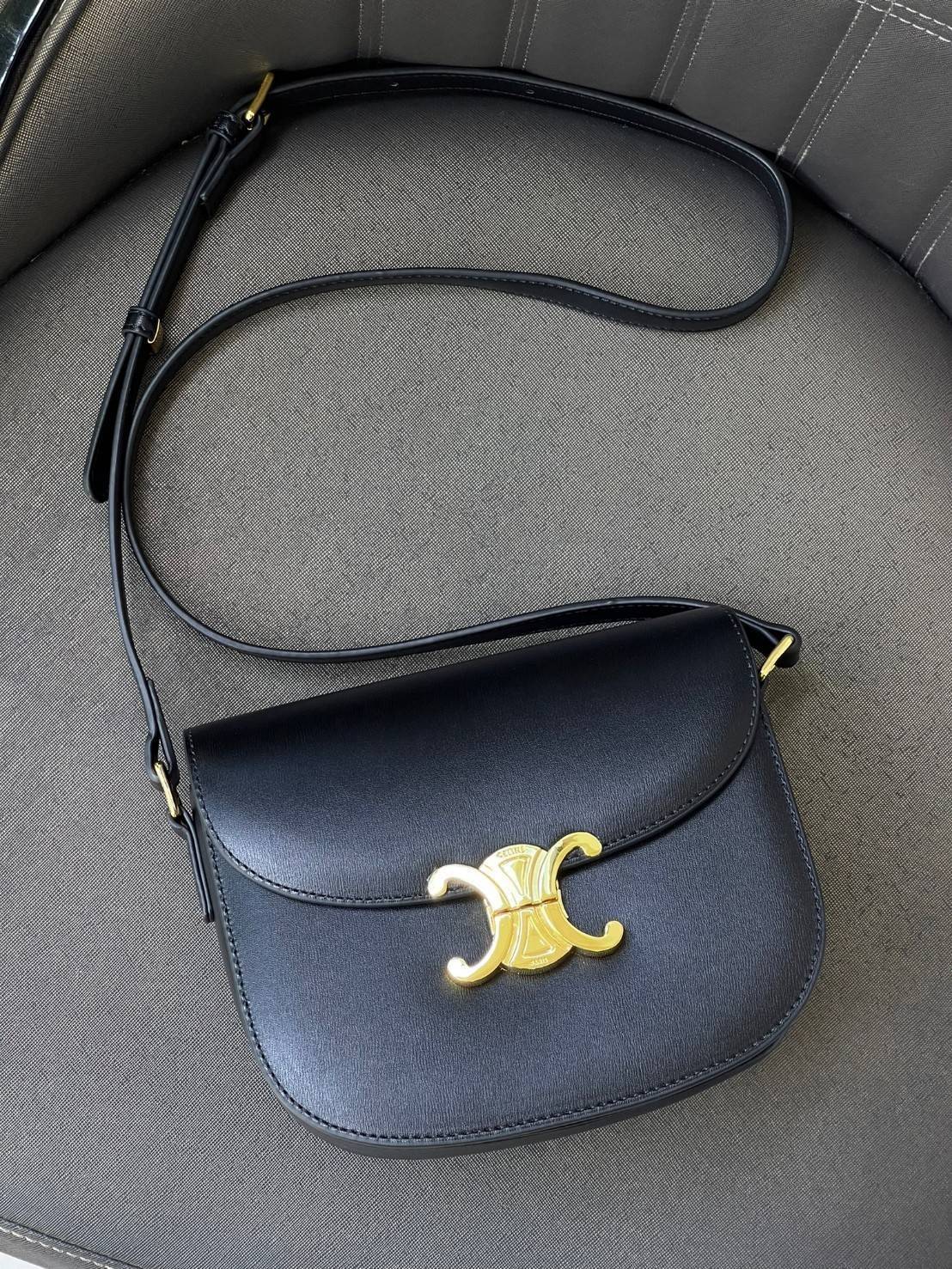 VIP 🥂 CELINE TEEN BESACE TRIOMPHE IN SHINY กระเป๋าสะพายคาดลำตัวรุ่นนี้นับว่าเป็นกระเป๋าอีกหนึ่งรุ่นในซีรีส์ Triomphe ที่ได้รับความนิยมอย่างมาก ด้วยรูปร่างทรงโค้งมนมีความคลาสสิกตามแบบฉบับของ Celine เพิ่มความหรูหราและโดดเด่นด้วยการตกแต่งด้วยโลโก้โลห