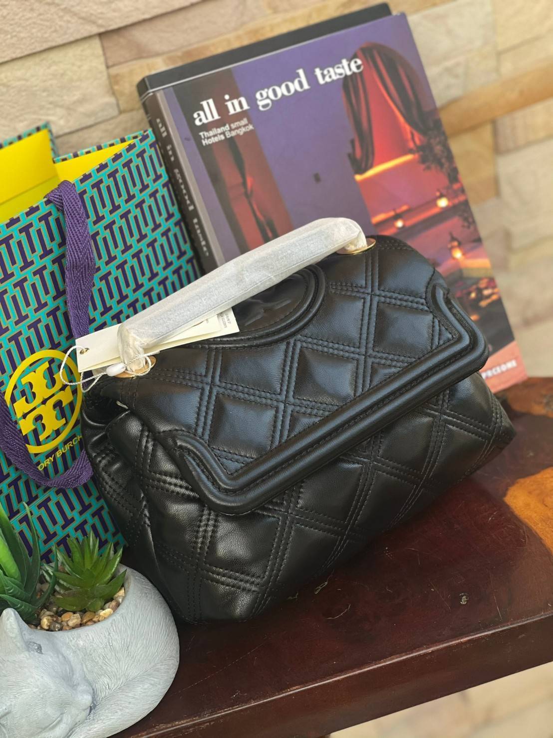 ของแท้ 💯% Tory burch Fleming Soft Small Convetible Shoulder bag กระเป๋าเฟลมมิ่ง (Fleming) สุดคลาสสิค ทำจากหนังนุ่มกับเทคนิคการเย็บแบบควิลท์ เพิ่มความเป็นเอกลักษณ์ด้วยโลโก้ลายดับเบิ้ล