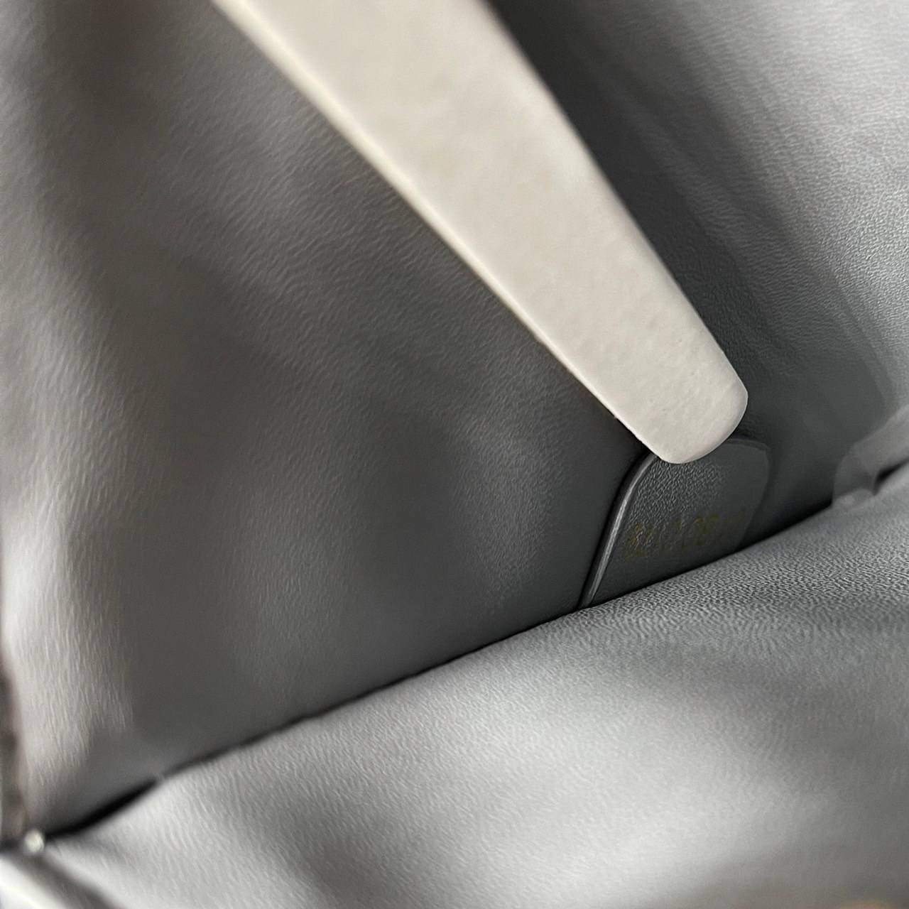 หนังแท้ DIOR Medium ST Honore Tote Collection Fall/Winter 2020-2021 มาในรูปแบบกระเป๋าทรงสี่เหลี่ยมที่ได้มาตรฐาน ทำจากหนังลูกวัว (Calfskin) ลายเกรน ซึ่งสื่อถึงความหรูหราได้อย่างลงตัว ตัวด้ามจับ มีการเย็บเข้าด้านในของกระเป๋าเพื่อเพิ่มความแข็งแรงทนทาน ด้านหน