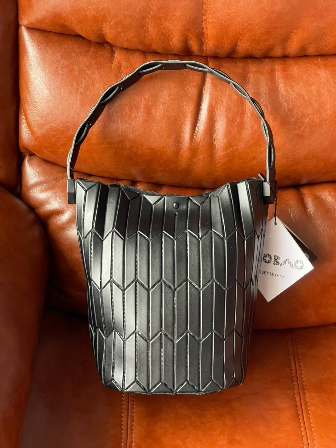 Large : Baobao Issey Miyake Large Bucket กระเป๋าบัคเก็ตขนาดใหญ่สามารถใช้ใส่ร่มพับได้หรือขวดน้ำขนาดเล็กได้ ซีรีย์ใหม่นี้มีจุดเด่นที่แผ่นรูปทรงสี่เหลี่ยมด้านขนานในแนวตั้ง เกิดเป็นรูปทรงสามมิติซึ่งแตกต่างไปจากรูปทรงที่เกิดขึ้นจากแผ่นสามเหลี่ยม หูหิ้วสามารถขย