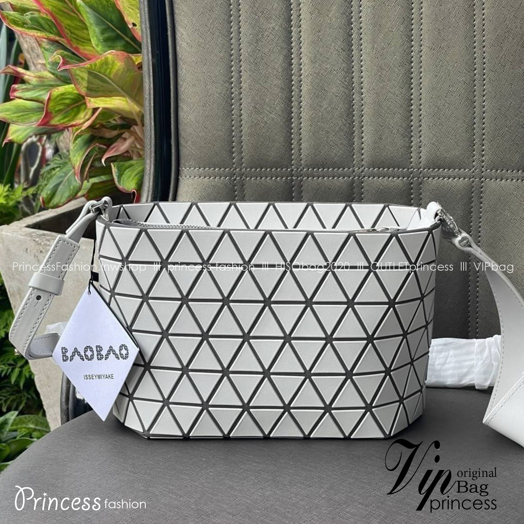 BAO BAO ISSEY MIYAKE Crystal Shoulder Bag งานดีไซน์ที่ดูเรียบง่ายทั้งรูปแบบการใช้งาน มีช่องเปิดปิดแบบซิปเพื่อให้คุณพกพาของมีค่าได้อย่างสบายใจป้องกันสิ่งของตกหล่น
