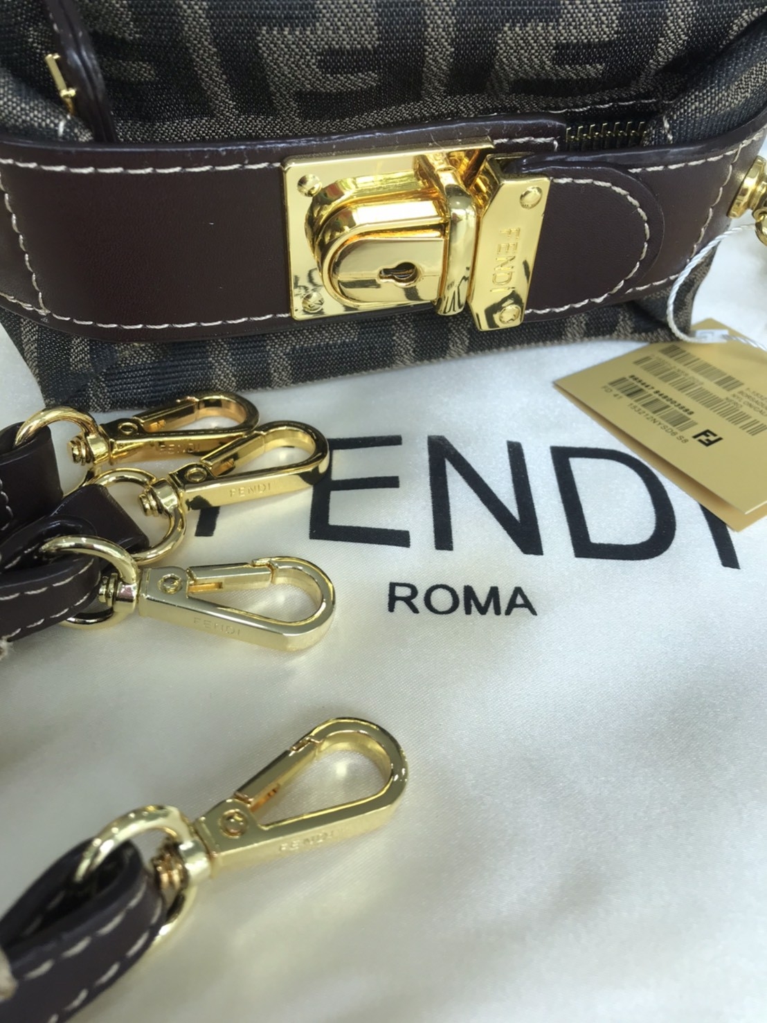 Fendi Tobacco Monogram FF Logo Zucca Buckle Belt Boston Mini Bag Brow Canvas Satchel กระเป๋าสะพายข้าง size mini สุดฮิต วัสดุ canvas จุของได้เยอะ ใส่iphone+ ได้ เปิดปิดด้วยซิป น่ารักมากกก ห้ามพลาดเลยค่ะใบนี้แนะนำสุดๆ มีสายสั้น+สายสะพายไหล่ ปรับสายได้