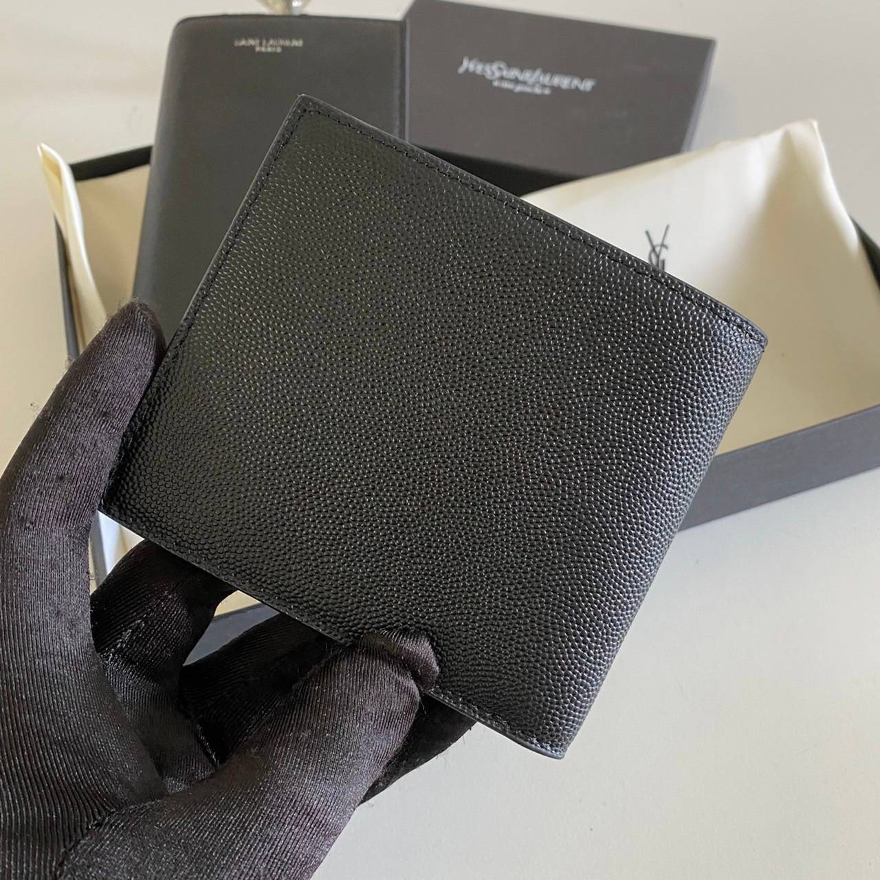 หนังแท้ Yves Saint Laurent YSL Wallet / YSL Long Wallet กระเป๋าสตางค์ผู้ชายใบสั้น/ยาว ใช้งานง่าย เรียบแต่หรู หนังอัดลายคาเวียร์มีช่องใส่การ์ดได้เยอะ งานหนังแท้ทั้งใบ ภาพสินค้าถ่ายจากงานขายจริง ใช้งานต่างประเทศได้