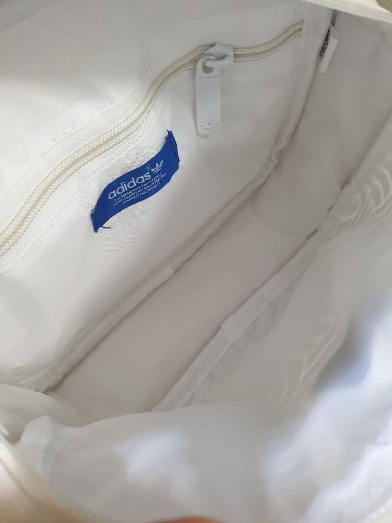 adidas 3D airline shoulder bag ทรงสปอร์ต รุ่นนี้มาใหม่ไฉไลกว่าเดิม แบบลาย 3D ใหม่สวยๆ ด้านหน้าติดโลโก้แบรนด์ บนพื้น 3D ด้านหลังพื้นเรียบมีช่องซิป รุ่นนี้มีที่จับสามารถถือได้หยิบใช้งานสะดวก เปิดปิดด้วยซิปอะไหล่ปั๊มแบรนด์ ด้านในเป็นช่องกว้าง มีช่องซิปด้านใน