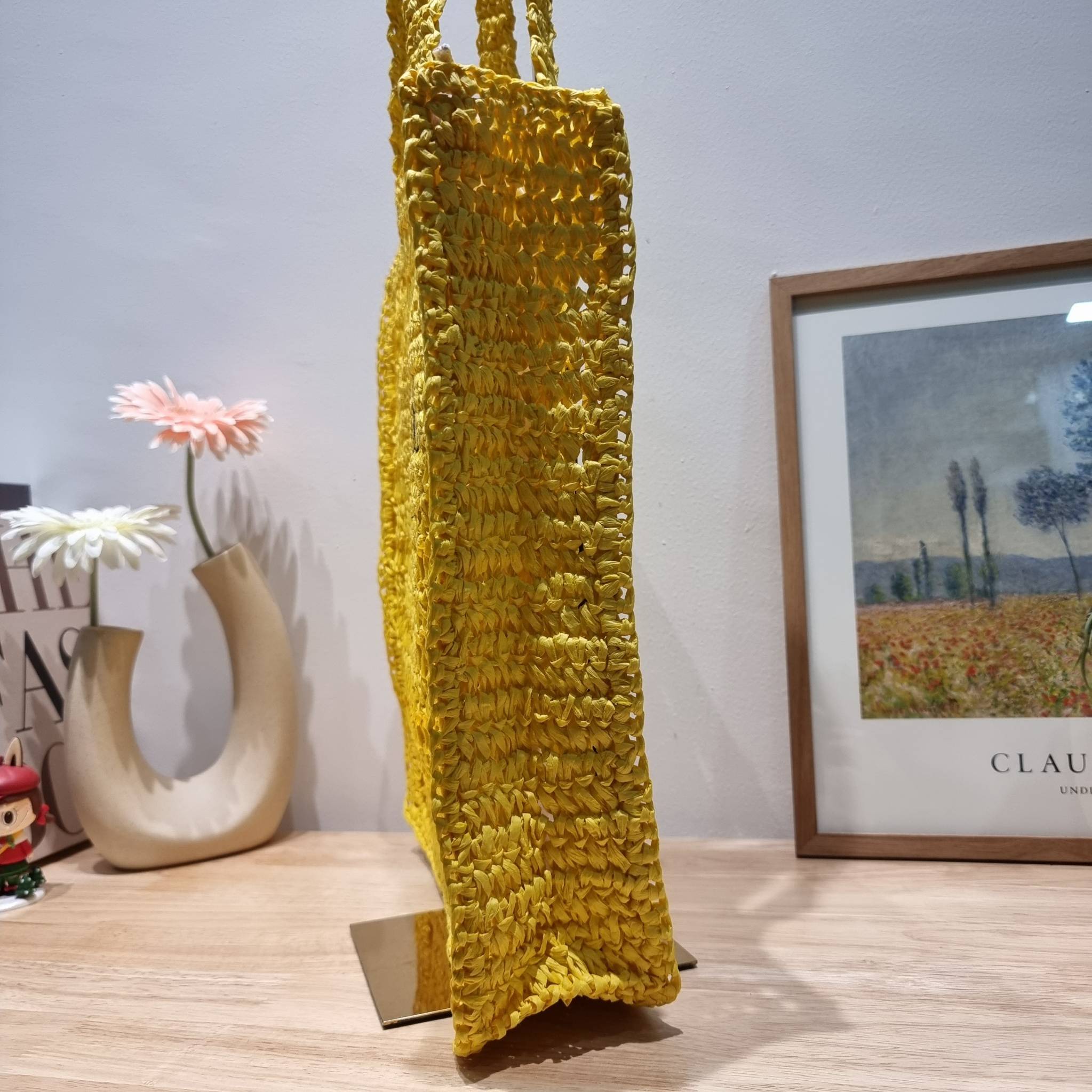 PRADA RAFFIA TOTE BAG สวยไม่ซ้ำใคร สไตล์บีช เหมาะมากกับการสะพายไปเที่ยวทะเล หรือจะใช้ในวันสบายๆก็ตอบโจทย์ กับกระเป๋าสะพายสานใบใหญ่ ตัวกระเป๋าเป็นวัสดุสังเคราห์จากธรรมชาติ