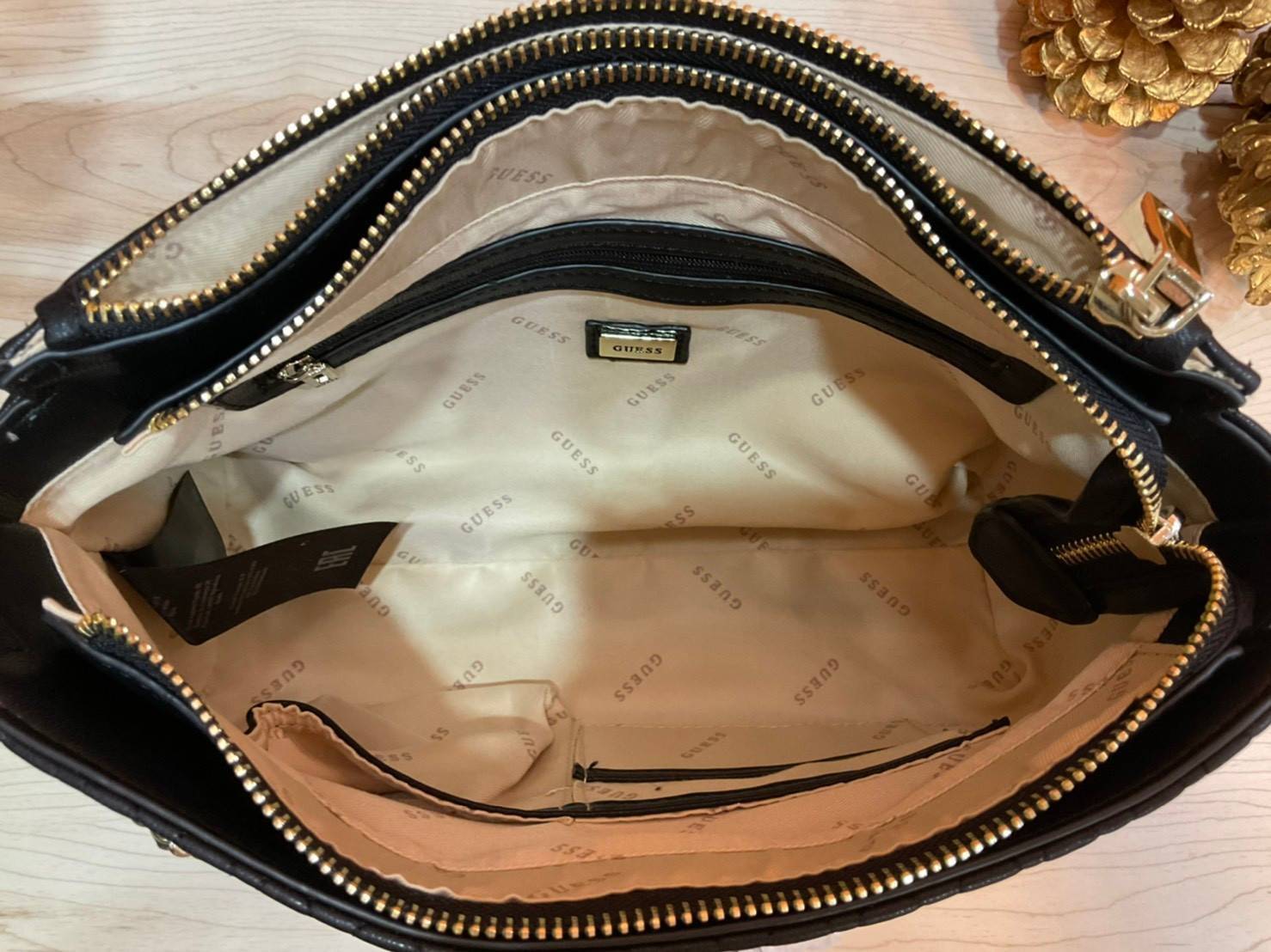 ของแท้ แท้ 100% GUESS CROSSBODY BAG กระเป๋าถือหรือสะพาย ขนาดกำลังดี วัสดุ pu. faux leather หนังนิ่ม นุ่มมาก สวยอยู่ทรง