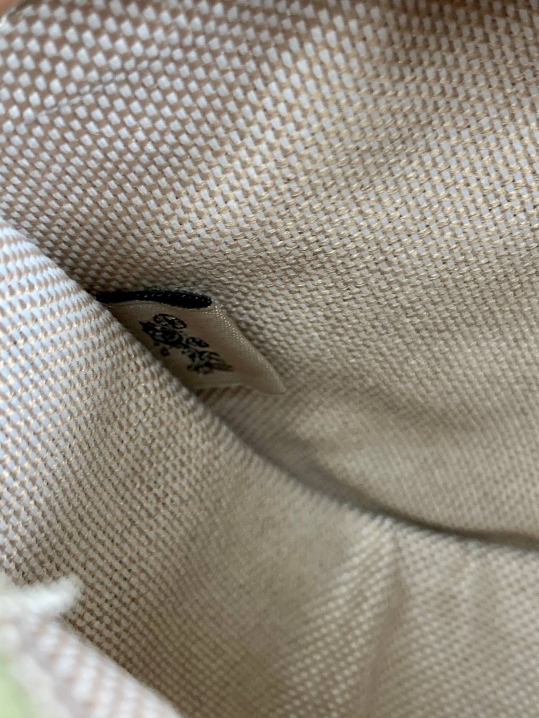 COACH SWINGER 20 WITH QUILTING ((C3490)) พร้อมส่งที่ไทย ออกใหม่ล่าสุดค่ะ! กระเป๋าหิ้วหรือคล้องไหล่ ใบขนาดกระทัดรัด หนัง Nappa แบบนวมล่าสุดค่ะ! เปิดปิดกระเป๋าแบบหมุนล็อค ภายในสามารถใส่มือถือได้;กระเป๋าเงินใบสั้นได้;พาสปอร์ตได้;พร้อมช่องเสียบบัตรได้อีกสามช่