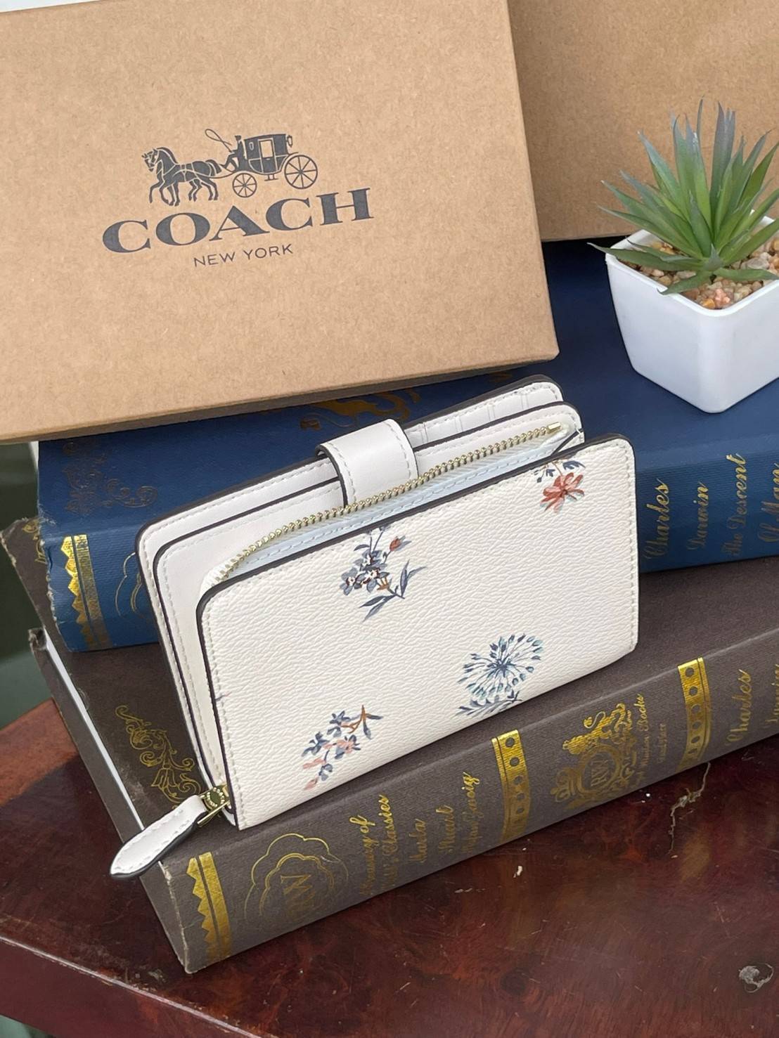 COACH MEDIUM CORNER ZIP WALLET IN SIGNATURE CANVAS กระเป๋าสตางค์ขนาดกลางที่ถือว่าเป็นไอเทม Must Have ของทุกเพศทุกวัยที่ต้องพกติดตัวไว้ตลอดเวลา เพราะนอกจากจะช่วยจัดเก็บเงิน บัตรประชาชน บัตรเครดิตและต่าง ๆ ให้เป็นระเบียบเรียบร้อยยังต้องคำนึงถึงประโยชน์ใช้สอ