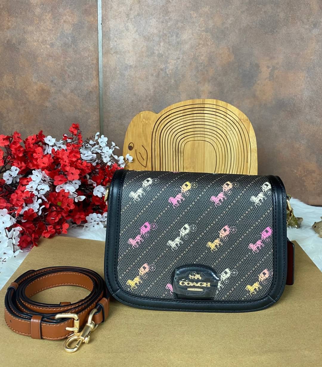 OUTLET 】COACH SADDLE BAG WITH HORSE AND CARRIAGE DOT PRINT (COACH C4059) กระเป๋าสะพายข้าง ลายม้าและรถลาก item ใหม่ที่สาวๆต้องมีนาทีนี้ห้ามพลาด รูปทรงโค้งมน วัสดุ พีวีซี ผ้าใบเคลือบพิมพ์ลายเป็นหนังเรียบ ทนทานและกันคราบสกปรกทั้งสี่ด้านเป็นหนังคุ้มสุดๆ ภายใน