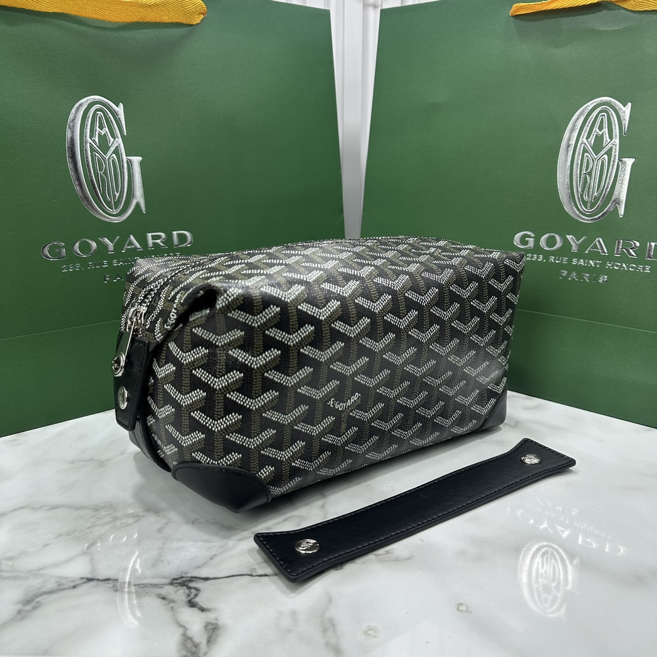 ORI หนังแท้ | Goyard Bowling 25 Toiletry Bag / Goyard Pouch กระเป๋าทรงพอช พร้อมสายถือจับถนัดมือใช้งานง่ายกะทัดรัด ตอบโจทย์ความเรียบง่ายแต่คลาสสิก ใช้ได้ทั้งชายหญิง หรูหรา ติดแกรมที่สุด เป็นรุ่นตามหา ที่ตอนนี้มีพร้อมส่งแล้วค่า
