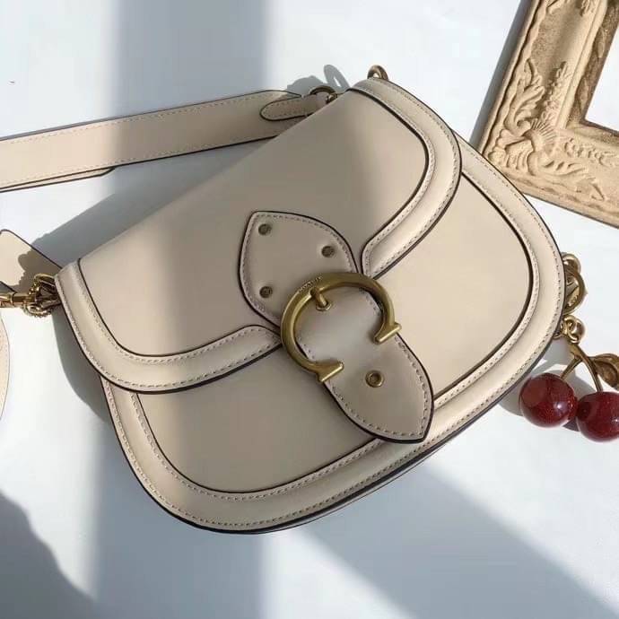 Coach Printed Coated Canvas And Glovetaanned เข้าเพิ่ม 4 แบบ มี 2สาย สายหนังและสายสปอร์ต สุดคุ้มเลยค่าา พร้อมส่งที่ไทยอีกครั้ง ฮอตฮิตไม่เลิกค่ะ ถามหากันเยอะมาก! กระเป๋าสะพายครอสบอดี้ร์ วัสดุหนังแท้ชั้นดีที่สุด! หนังสวย บวกกับอะไหล่แบรนด์ที่ดูเด่นคลาสสิคตร